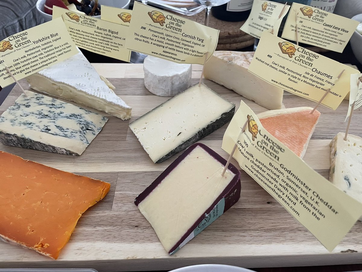🧀🧀 Maybe overdone it on the cheese?! 🤔 

Nah! Never! 
Great selection as always <a href="/RugbyCheese/">Cheese on the Green</a> 🧀🧀
#CheeseBoardFriday