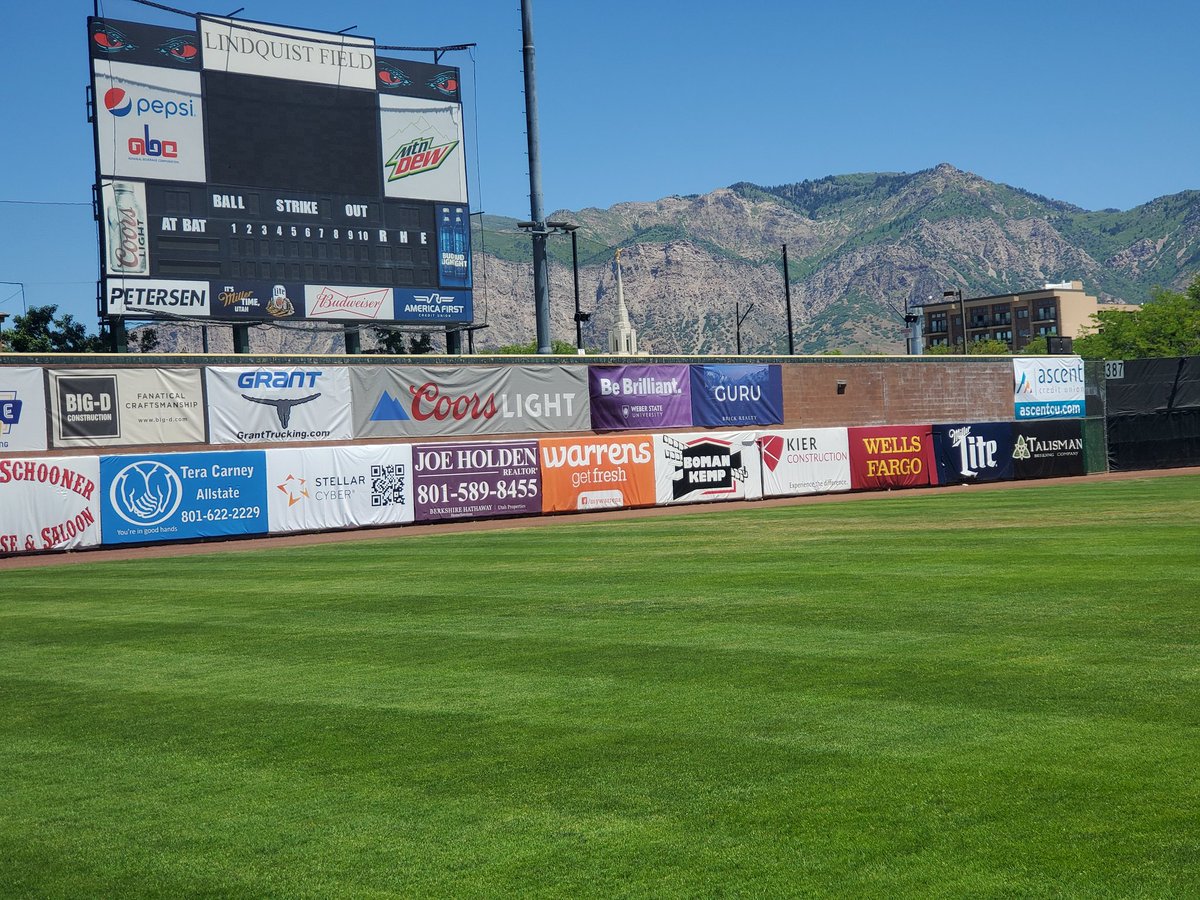 1LegSportsField's tweet photo. You can't get one without the other. Green turf, great views and a little sweat....or a lot of sweat. Sweat my leg right off! #workethicisnotdead #groundscrewgangsta #SFMA https://t.co/wr5YcZRm3j