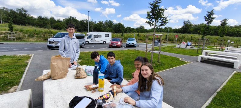 Collège René Cassin - Noidans les Vesoul (@crcnoidans) on Twitter photo Championnats de France de Tennis à Limoges. Une super aventure vécue par nos collégiens accompagnés de leur professeur de sport M Gonnet et leur entraîneur de club M Lemoine. Merci aux donateurs qui ont aidé au financement du déplacement <a href="/unss_70/">@Unss_70</a> <a href="/DSDEN70/">DSDEN de la Haute-Saône</a> <a href="/acbesancon/">Académie de Besançon</a> Championnats de France de Tennis à Limoges. Une super aventure vécue par nos collégiens accompagnés de leur professeur de sport M Gonnet et leur entraîneur de club M Lemoine. Merci aux donateurs qui ont aidé au financement du déplacement <a href="/unss_70/">@Unss_70</a> <a href="/DSDEN70/">DSDEN de la Haute-Saône</a> <a href="/acbesancon/">Académie de Besançon</a>