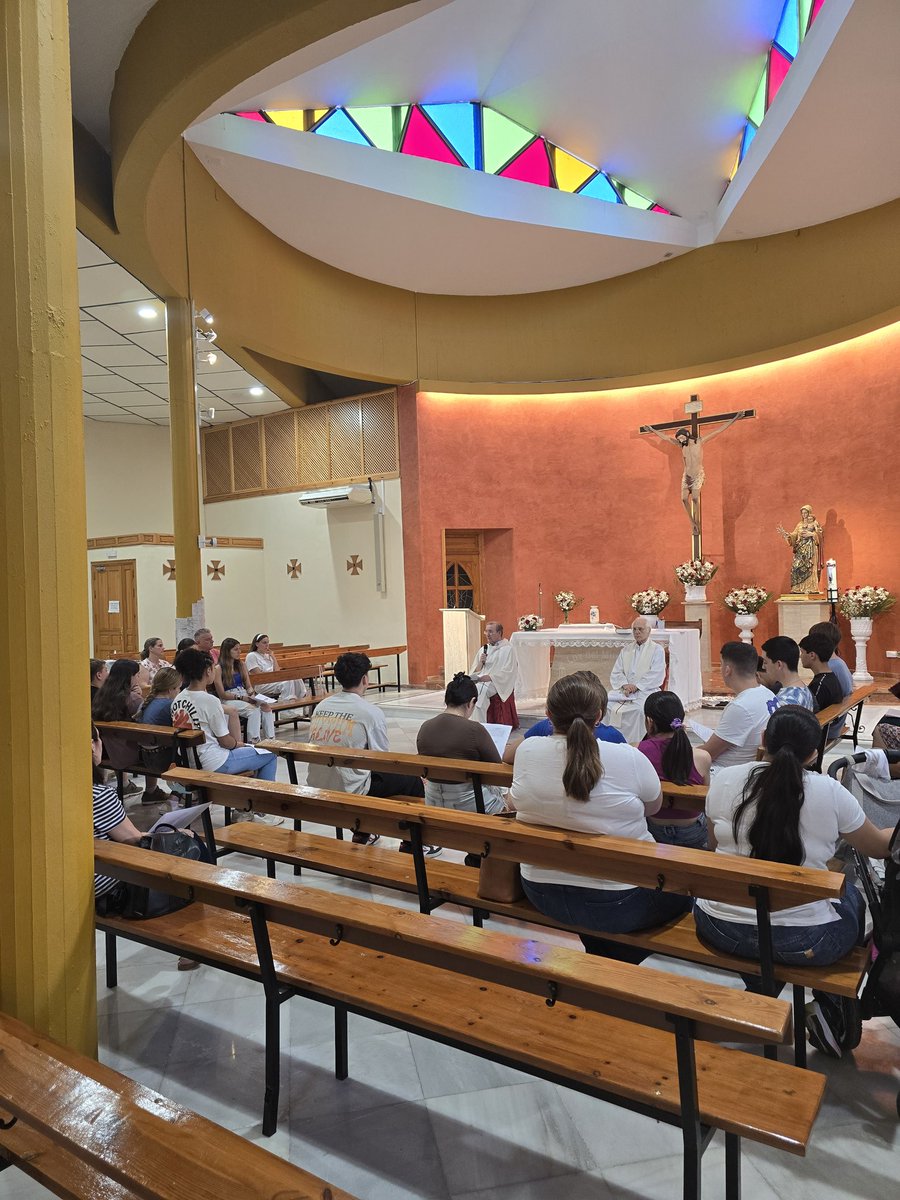saludyesperanza's tweet photo. #CONFIRMACIONES|| Hoy nuestros jóvenes celebran el #SacramentoReconciliacion en nuestra #ParroquiaSaludSevilla en la víspera de la celebración del Sacramento de la Confirmación.

#KyrieEleison #SaludyEsperanza https://t.co/TH1fUO26ti