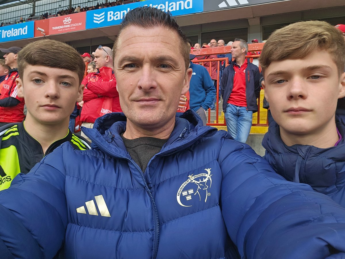 M4Udiets's tweet photo. C'mon Munster...Stand up and Fight 

#MunvOsp #thomondparkselfie https://t.co/XYYzg0D0fR