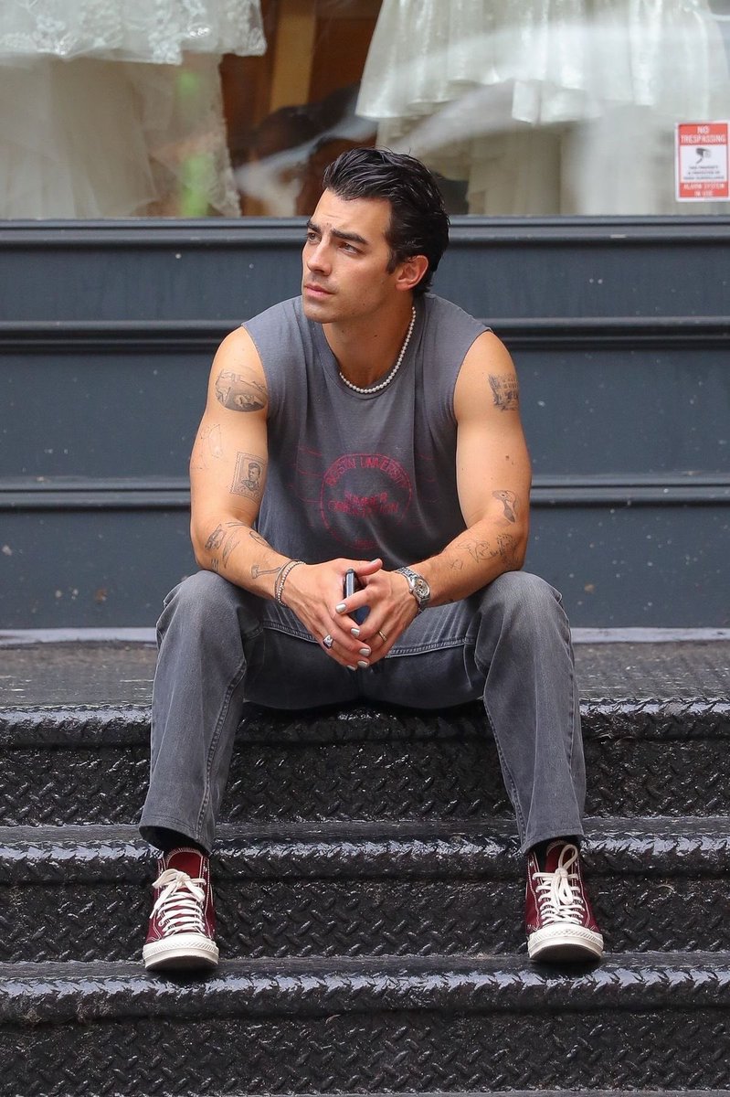 O dia que Joe Jonas só tava na rua sentado em uma escada e colapsou metade da população mundial com a beleza dele