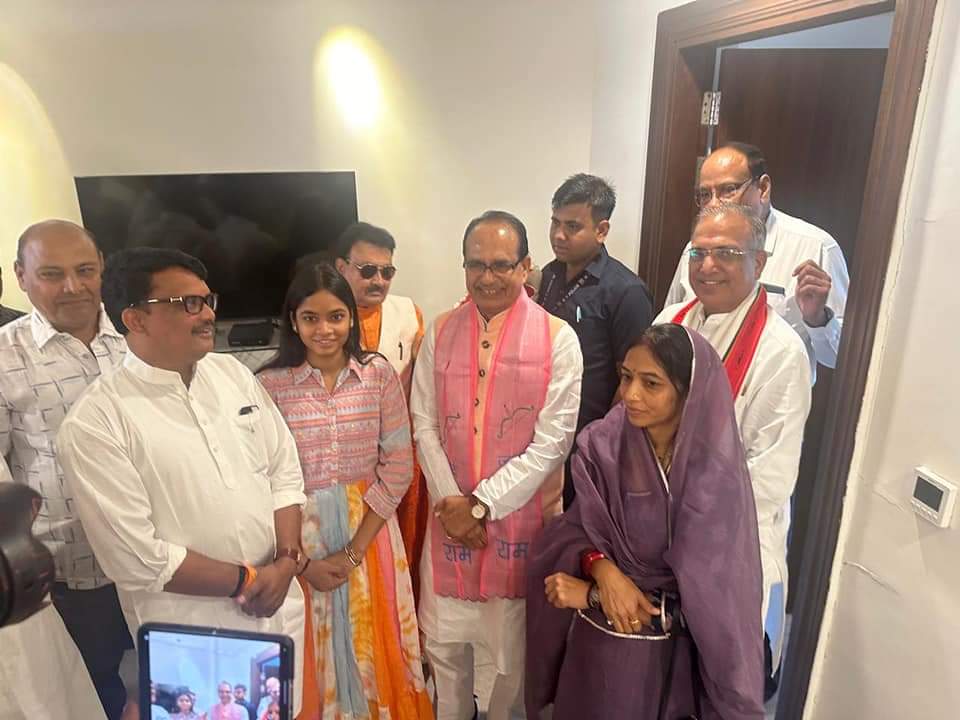 mpsudhirgupta's tweet photo. अद्भुत,अविस्मरणीय खुशी के पल !

दिल्ली में मध्यप्रदेश के खिले कमल !! https://t.co/3eZLOcIi0D