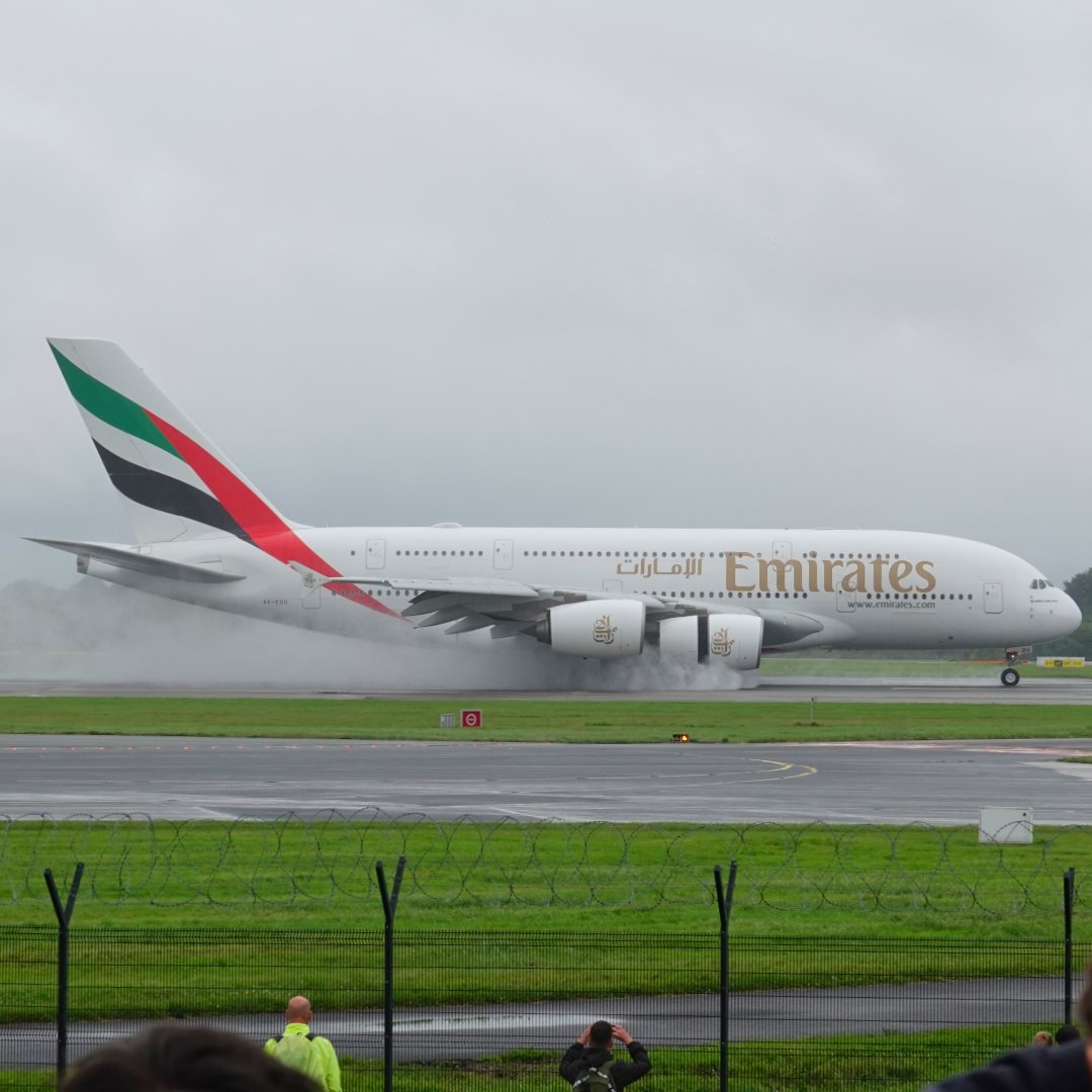Michaelflying28's tweet photo. Emirates Airbus A380-800 A6-EDU arriving at Manchester Airport from Dubai International Airport 23.7.23.
#emirates #emiratesairline #flybetterwithemirates #a380 #a388 #a380800 #airbus380 #airbus388 #airbus380800 #airbusa380 #airbusa388 #airbusa380800 #airbus https://t.co/eSrNHU5LMt
