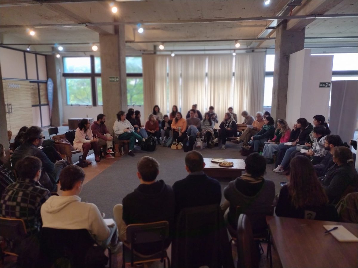 Con gran convocatoria 👏

Transcurrió hoy la Mesa Social del Oeste en el Centro Cultural PTI-C en dónde participaron estudiantes del EPI: Diseño crítico: discursividades y territorio y estudiantes del EFI Laboratorio de Proyectos de Extensión UDEA - FIC