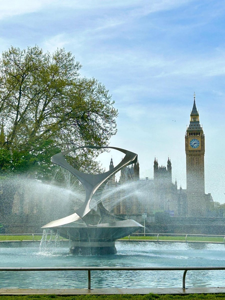 This time I finally found a beautiful London park camera position. Not only does it have a fountain⛲️, but you can also take photos facing Big Ben📷
It was sunny when taking photos on a sunny day☀️