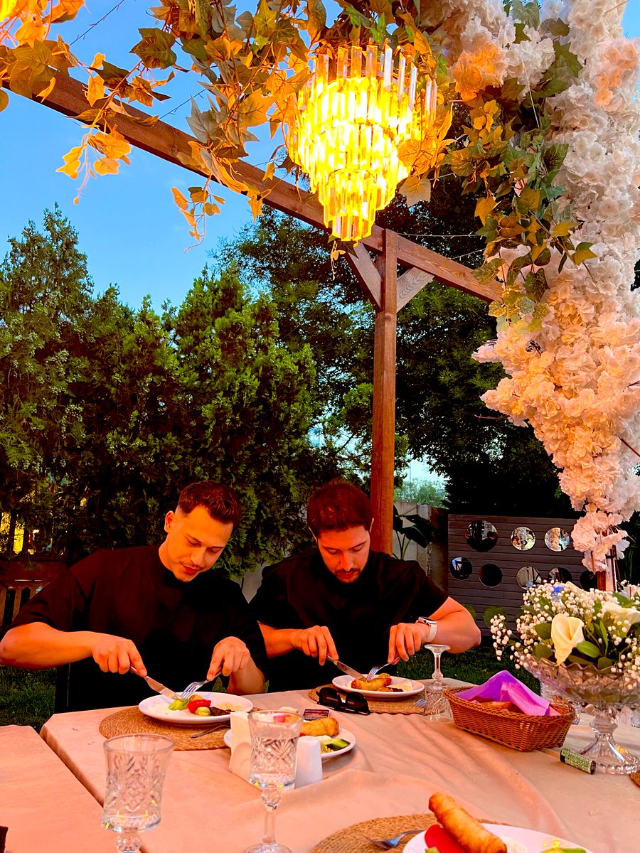 bu gün sosyete eşrafında yemekteyiz