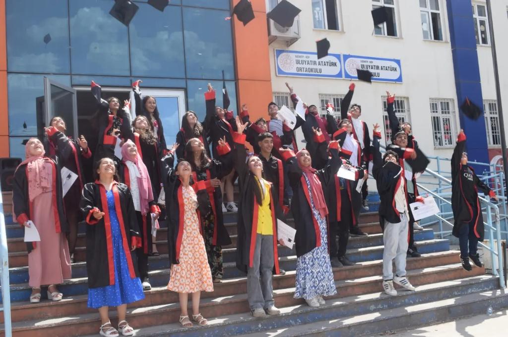 GSB_NizipGM's tweet photo. "Bugün yeni bir hayat için heyecanla atıyor kalplerimiz… "❤️

Uluyatır köy okulunun mezuniyet programına katıldık.  Mezuniyetlerini en içten dileklerimizle kutluyoruz.🥲 https://t.co/ld6o3Uexz1