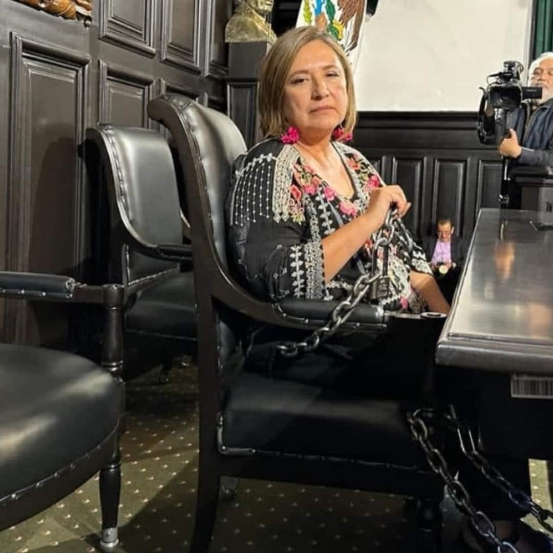 Y aquí tenemos a <a href="/XochitlGalvez/">Xóchitl Gálvez Ruiz</a> poniéndose de nuevo las cadenas de que <a href="/DeniseDresserG/">Denise Dresser</a> ya le había quitado...