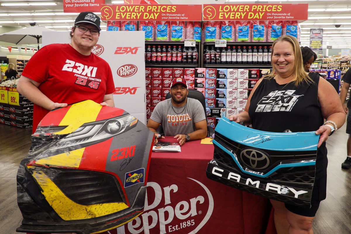 RaceSonoma's tweet photo. Feeling Lucky. 😎✍️ @BubbaWallace https://t.co/3aaLvu7bEH