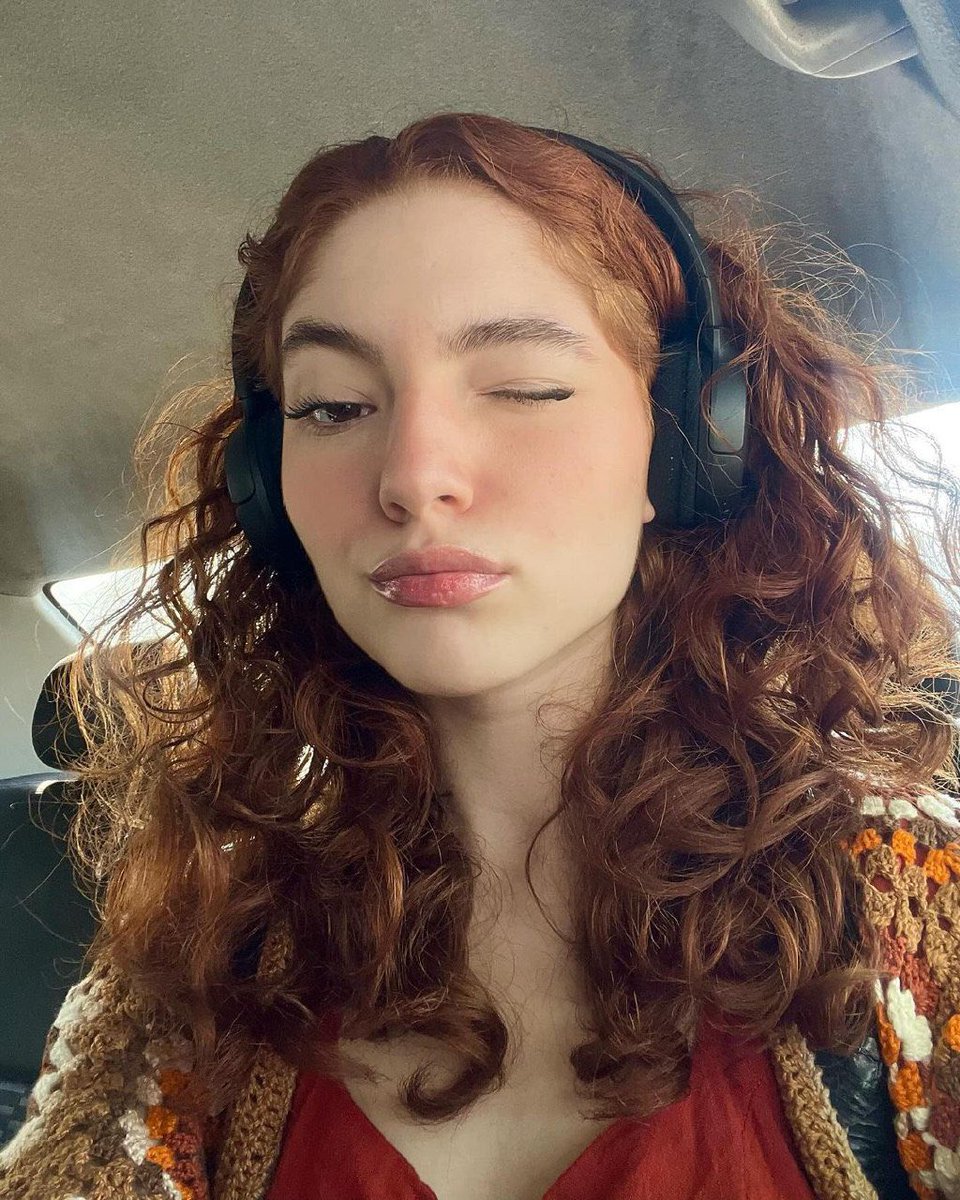 limoerizei's tweet photo. @chuvafraca 
𝒩ome: Marina Sousa.
ℐdαde (16-18): 17.
𝒮exuαlıdαde: bissexual.
𝒫ronomes: ela/dela. https://t.co/U7uTM2FwHA