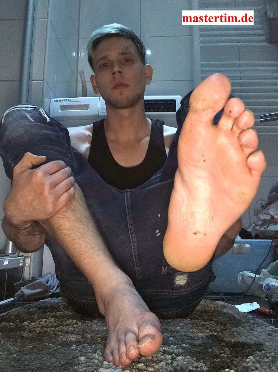 kingtim2012's tweet photo. Happy weekend #footslaves and fans of #malefeet the #germanmaster #masterbruce is back with an update now 1185 photos of this #footdom on #mastertim https://t.co/IAQni8GJzI https://t.co/LtjflfZVmn