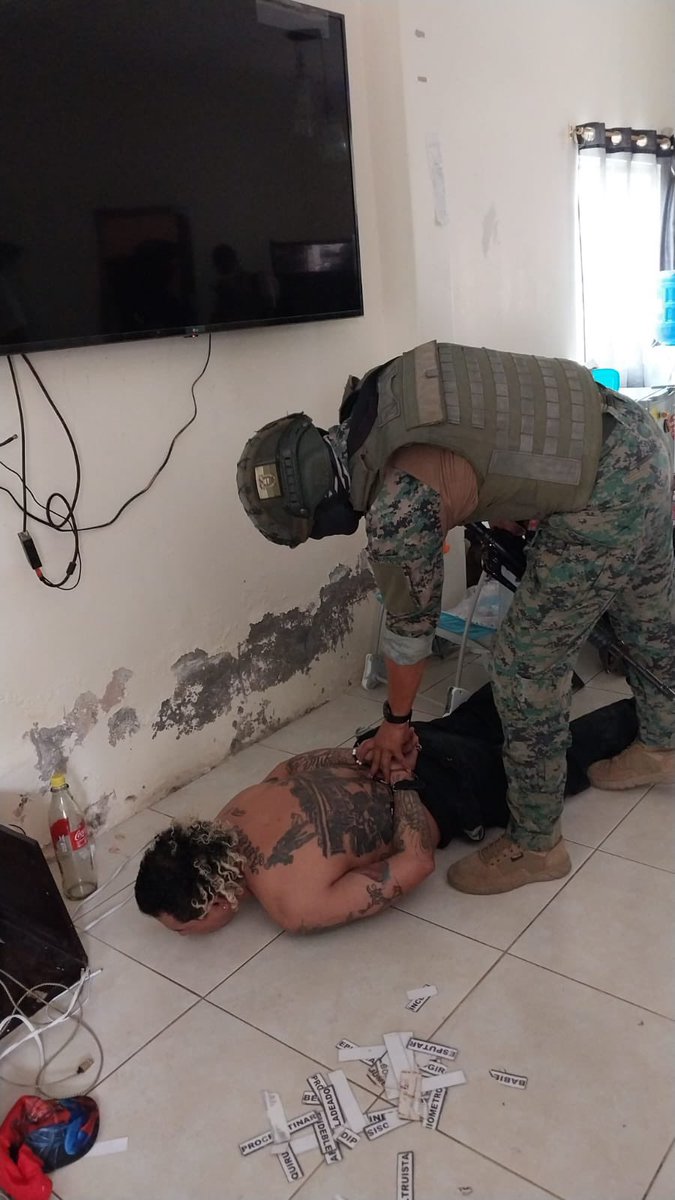 🔵DETIENEN A INTEGRANTE DE GRUPO DELICTIVO EN MANTA

#Manta | El #BloqueDeSeguridad, en el sector La Pradera, aprehendieron a un presunto terrorista de un grupo terrorista, el cual tenía como sobrenombre Alias “diferencia” en la cárcel y en las calles Alias “terremoto”.