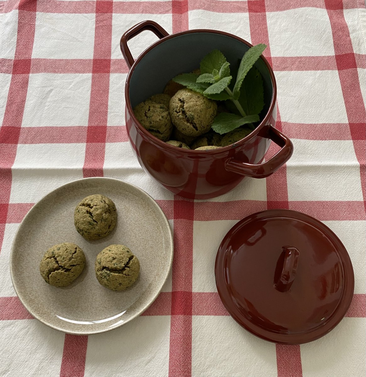 SylvieKant's tweet photo. That time of year with my favorite summer cookies. Yum!
Wishing all a sweet weekend!
#SummerCookies #FreshMint https://t.co/d3kywYvLE0