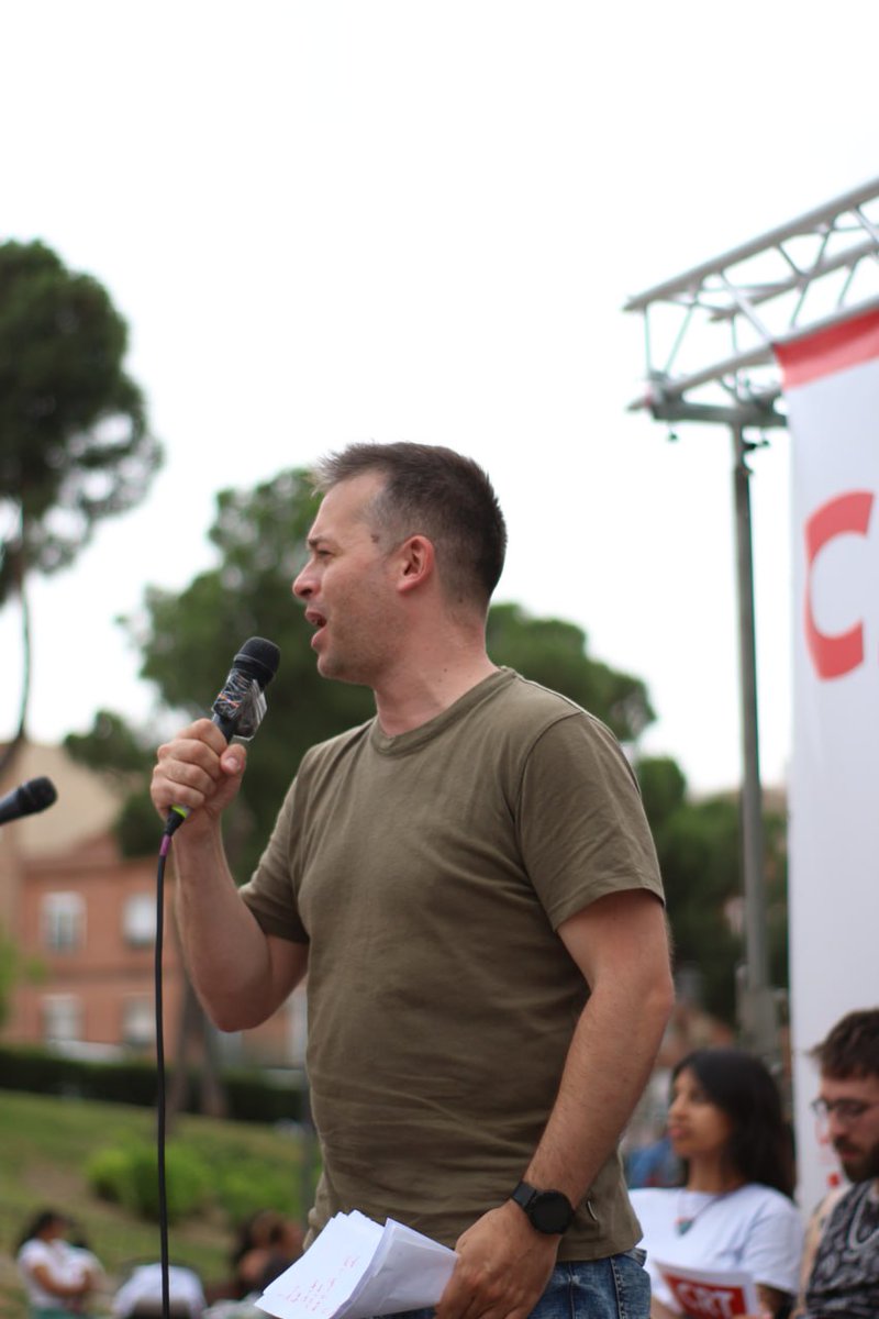 iDiarioES's tweet photo. ACTO FIN DE CAMPAÑA EUROPEAS | @SantiagoLupeBCN, historiador, dirigente de la CRT y director de Izquierda Diario:

"Muchas y muchos nos manifestamos hace 13 años en una movilización que acabó en acampadas. Aquello fue el 15M y fue una movilización que se levantó contra una crisis brutal que estaba siendo descargada sobre la clase trabajadora. En aquel momento, un gobierno "progresista", el de Zapatero, nos estaba precarizando. Nos rebelamos contra eso y contra una democracia para ricos. Trece años mas tarde seguimos viviendo en una democracia para ricos. El 15M era parte de un ciclo de movilizaciones internacional, como las primaveras árabes o las movilizaciones de Grecia. Y acabaron siendo desviadas. En ese momento, la CRT nos opusimos a quienes nos vendían que valían con pequeñas reformas. ¿Dónde estaban entonces las direcciones de CCOO y UGT? No estaban y acabaron firmando una subida de la edad de jubilación. Sobre la base de esa desmovilización crecen los partidos como Podemos que nos decían que no tocaba cuestionar la OTAN o el derecho de autodeterminación ya en 2014. En 2019 de repente lo progresista era gobernar con el PSOE, cuando habíamos dicho "PPSOE la misma mierda es". Y así se restauró el Régimen del 78 con barniz progresista y en clave conservadora. Quien se beneficia de esta operación es la derecha, que acaba capitalizando el malestar. Somos conscientes de que la situación internacional va a generar también nuevas revoluciones. Hemos visto la emergencia de la juventud como no veíamos desde los años 60. Como la que aquí se puso en pie con la clase trabajadora y comenzó a impugnar el régimen franquista. Queremos una izquierda que no se conforme. Que no se conforme con pequeñas reformas. El capitalismo no es eterno. Roma era eterna y cayó. Tenemos un enorme ejemplo en el Estado español, la revolución española cuando pusimos toda la economía a construir una alternativa al sistema capitalista. Tenemos que recuperar la confianza en las fuerzas en nuestras propias fuerzas, las únicas capaces de construir relaciones nuevas basadas en la solidaridad y la fraternidad"