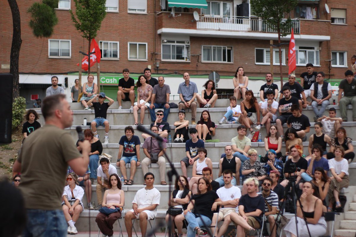 iDiarioES's tweet photo. ACTO FIN DE CAMPAÑA EUROPEAS | @SantiagoLupeBCN, historiador, dirigente de la CRT y director de Izquierda Diario:

"Muchas y muchos nos manifestamos hace 13 años en una movilización que acabó en acampadas. Aquello fue el 15M y fue una movilización que se levantó contra una crisis brutal que estaba siendo descargada sobre la clase trabajadora. En aquel momento, un gobierno "progresista", el de Zapatero, nos estaba precarizando. Nos rebelamos contra eso y contra una democracia para ricos. Trece años mas tarde seguimos viviendo en una democracia para ricos. El 15M era parte de un ciclo de movilizaciones internacional, como las primaveras árabes o las movilizaciones de Grecia. Y acabaron siendo desviadas. En ese momento, la CRT nos opusimos a quienes nos vendían que valían con pequeñas reformas. ¿Dónde estaban entonces las direcciones de CCOO y UGT? No estaban y acabaron firmando una subida de la edad de jubilación. Sobre la base de esa desmovilización crecen los partidos como Podemos que nos decían que no tocaba cuestionar la OTAN o el derecho de autodeterminación ya en 2014. En 2019 de repente lo progresista era gobernar con el PSOE, cuando habíamos dicho "PPSOE la misma mierda es". Y así se restauró el Régimen del 78 con barniz progresista y en clave conservadora. Quien se beneficia de esta operación es la derecha, que acaba capitalizando el malestar. Somos conscientes de que la situación internacional va a generar también nuevas revoluciones. Hemos visto la emergencia de la juventud como no veíamos desde los años 60. Como la que aquí se puso en pie con la clase trabajadora y comenzó a impugnar el régimen franquista. Queremos una izquierda que no se conforme. Que no se conforme con pequeñas reformas. El capitalismo no es eterno. Roma era eterna y cayó. Tenemos un enorme ejemplo en el Estado español, la revolución española cuando pusimos toda la economía a construir una alternativa al sistema capitalista. Tenemos que recuperar la confianza en las fuerzas en nuestras propias fuerzas, las únicas capaces de construir relaciones nuevas basadas en la solidaridad y la fraternidad"