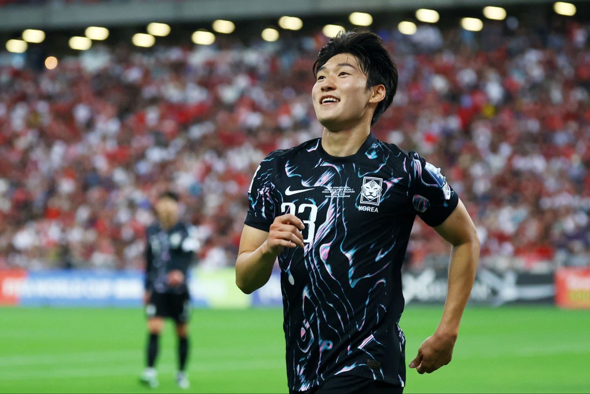 lnstantFoot's tweet photo. Au fait, le nouveau maillot extérieur de la Corée du Sud, c'est très très fort. 😮‍💨🇰🇷 https://t.co/UE6WE5TNRD