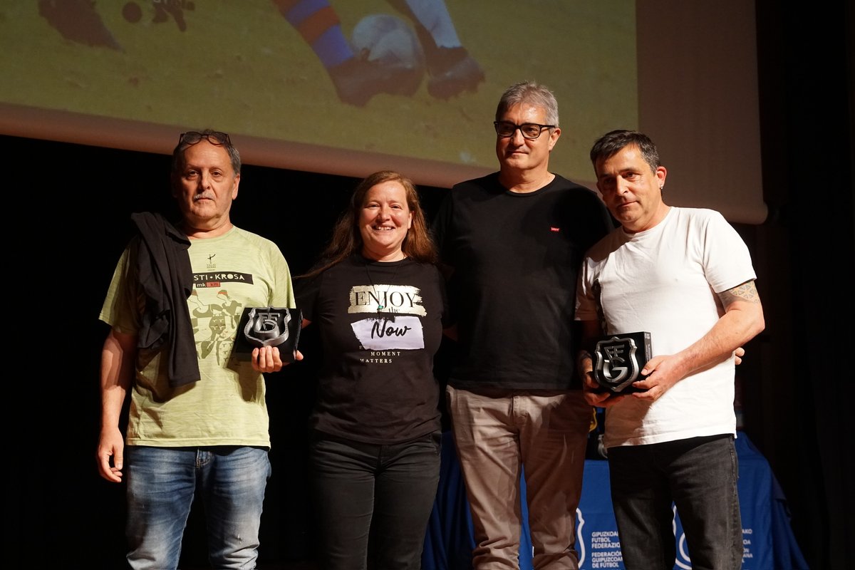 🏆 𝐈𝐈𝐈. 𝐆𝐈𝐏𝐔𝐙𝐊𝐎𝐀𝐊𝐎 𝐅𝐔𝐓𝐁𝐎𝐋 𝐒𝐀𝐑𝐈𝐀𝐊

Javier Luzuriagak (<a href="/javiurola/">javi luzuriaga.</a>) eta Iñaki Gorrotxategik (<a href="/noskisky/">noski sky</a>) saria jaso dute 𝐞𝐦𝐚𝐤𝐮𝐦𝐞𝐳𝐤𝐨𝐞𝐧 𝐟𝐮𝐭𝐛𝐨𝐥𝐞𝐤𝐨 𝐠𝐚𝐫𝐚𝐩𝐞𝐧𝐞𝐫𝐚𝐤𝐨 𝐞𝐠𝐢𝐧𝐢𝐤𝐨 𝐥𝐚𝐧𝐚𝐠𝐚𝐭𝐢𝐤

#GipuzkoakoFutbolSariak