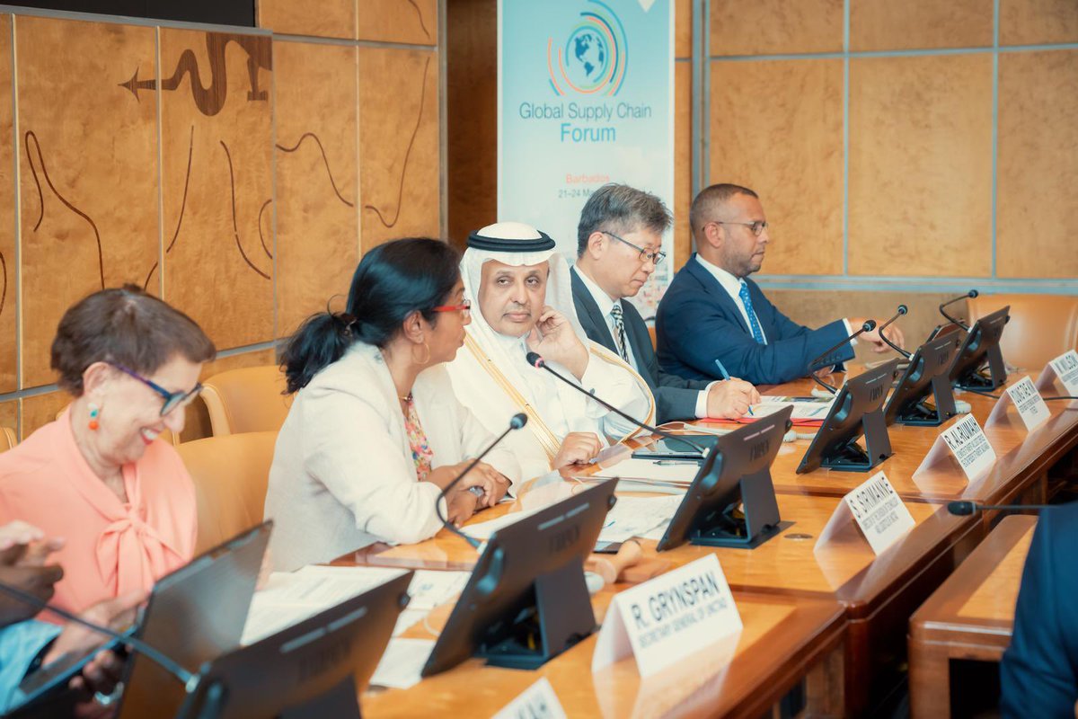 KSAPermanentGVA's tweet photo. أقامت البعثة الدائمة للمملكة بالتعاون مع منظمة الأمم المتحدة للتجارة والتنمية حلقة نقاش رفيعة المستوى على هامش الذكرى الستين للمنظمة وبحضور نائب وزير النقل والخدمات اللوجستية رئيس الهيئة العامة للنقل المكلف معالي الدكتور / رميح بن محمد الرميح، https://t.co/YHX6gjixBF