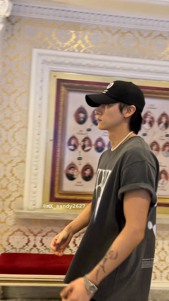 ImChangkyunBr's tweet image. 📷🐺[07.06.24 #PREV] 
— I.M e Kihyun indo assistir o musical do Shownu 'Great Comet' 💜

©MX_sandy2627
©chaemonade