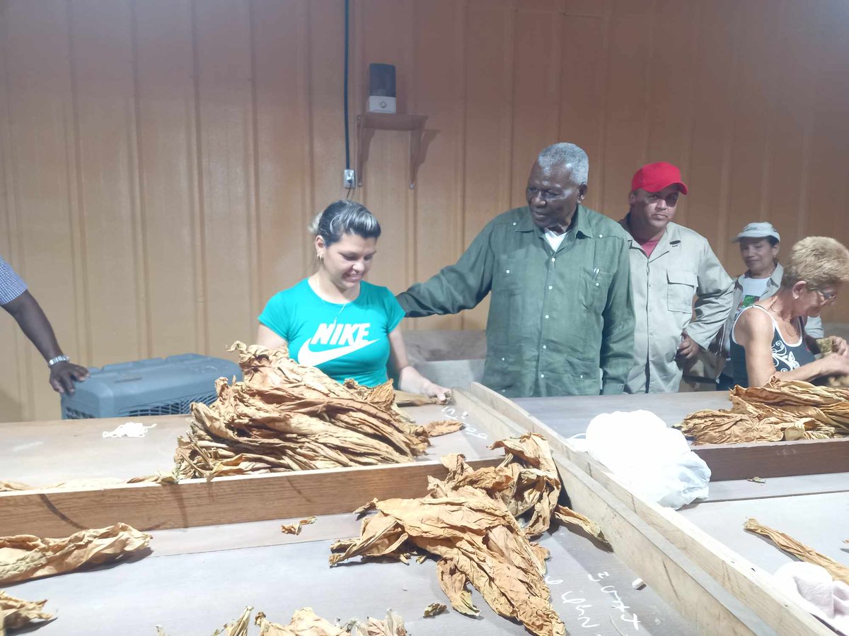 🇨🇺|| Esteban Lazo a los hombres y mujeres de Tahón: «Ustedes están ayudando al país. Hace falta mucha gente como ustedes»
.
.
#VisitaParlamentariaVC 
#VillaClaraConTodos