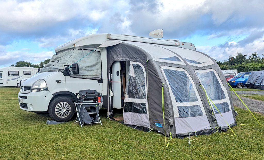 jayclark0106's tweet image. This weekends set up 😲 #BBQ ready to roll.... Gonna have a go at doing #Camper made #GarlicBread on the @Charbroil 😬