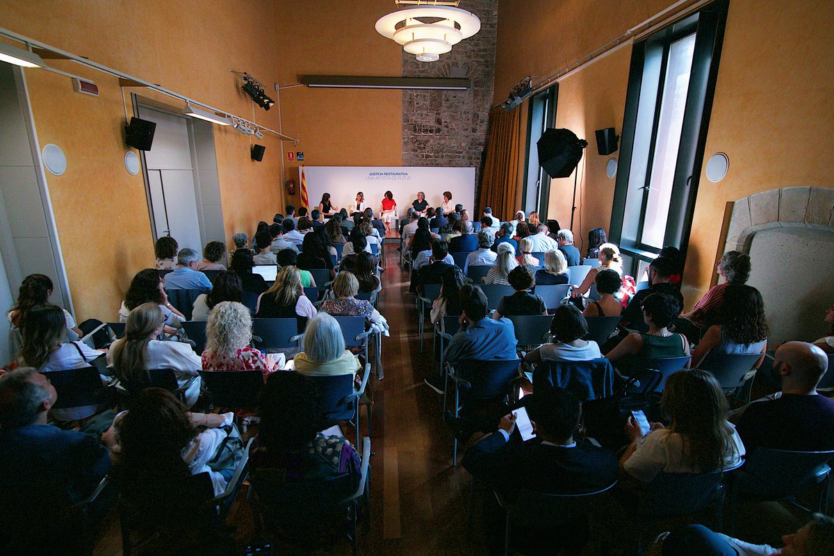 L’Estratègia de Justícia Restaurativa 2030 ha de permetre fer un salt qualitatiu i quantitatiu al servei. 
A partir d’unes bases sòlides mirem futur: transitem d’un servei pioner a un dret de ciutadania 
👉 justicia.gencat.cat/ca/inici/nota-…
👇 fil sobre acte
