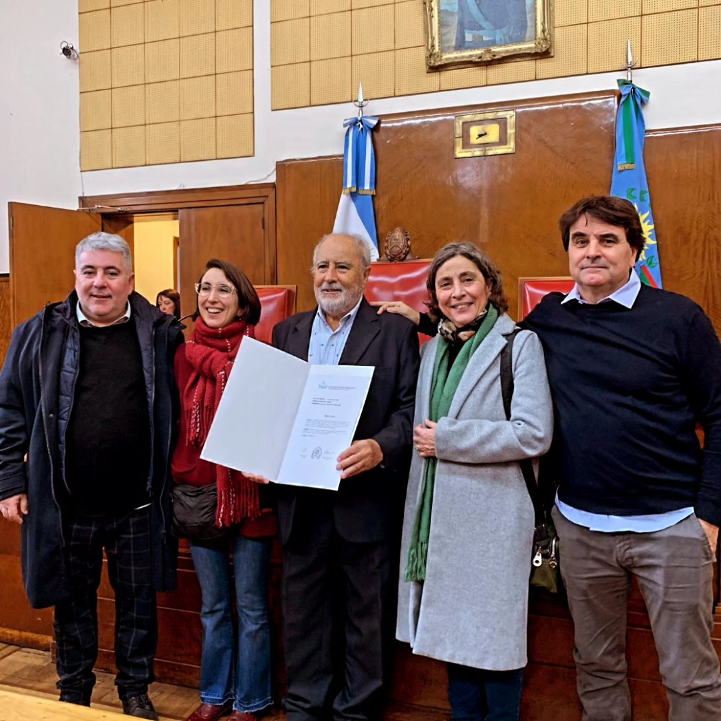 El HCD le entregó esta mañana el título de Ciudadano Ejemplar a Néstor Lofrano, fundador y representante legal del CADS, en "reconocimiento a su destacada y fundamental trayectoria en el ámbito educativo de la ciudad de Mar del Plata".