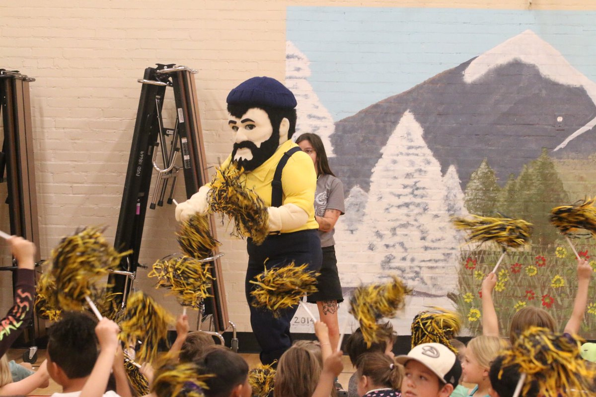 NAU Football 🤝 CampIWannaGo

Thank you to FUSD &amp; Marshall Elementary for a great morning at summer camp!

#RaiseTheFlag