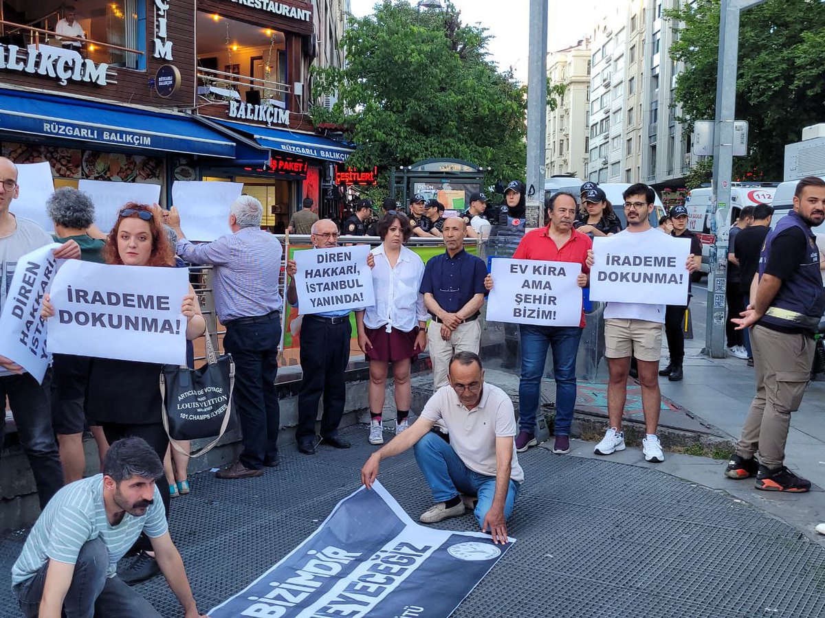 dempartistanbul's tweet photo. Şişli, Beşiktaş ve Sarıyer ilçelerimiz #Hakkari halkının iradesini yok sayan darbeci zihniyete karşı sessiz eylem gerçekleştirdi.

İstanbul'dan haykırıyoruz; Kayyım Defol!

Bijî berxwedana Colemêrgê!

#KayyımaGeçitYok https://t.co/dpDcr1WACo