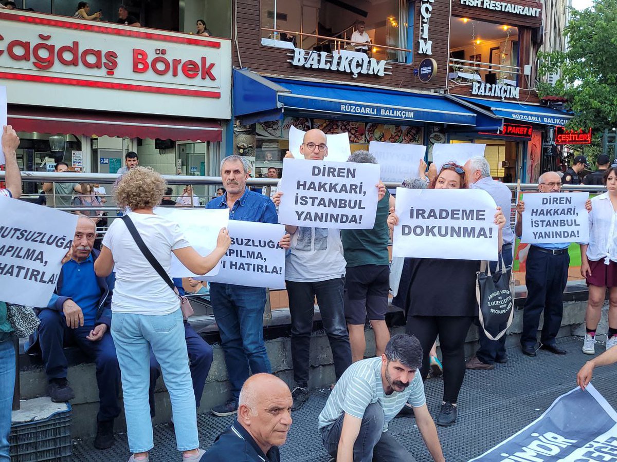 dempartistanbul's tweet photo. Şişli, Beşiktaş ve Sarıyer ilçelerimiz #Hakkari halkının iradesini yok sayan darbeci zihniyete karşı sessiz eylem gerçekleştirdi.

İstanbul'dan haykırıyoruz; Kayyım Defol!

Bijî berxwedana Colemêrgê!

#KayyımaGeçitYok https://t.co/dpDcr1WACo
