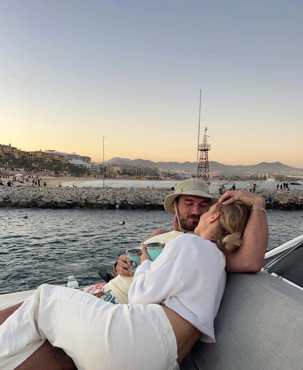 tom_ouat's tweet photo. Amore mio grande, oggi è il tuo giorno, il giorno del tuo compleanno e io sino qui ad esporre il mio amore per te. Tantissimi auguri mia dolce metà, tanti auguri alla donna che amo più al mondo. 
Buon compleanno anima mia❤️ https://t.co/wHokadDYQV