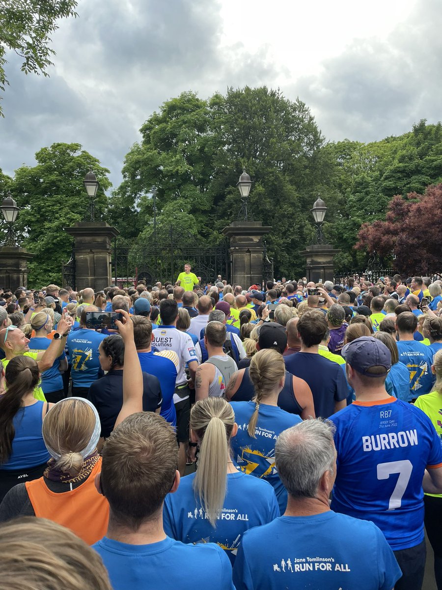 ChrisFordeLeeds's tweet image. Amazing turnout and tribute to #robburrow tonight at the 7 7 7 run organised by @RugbyLeeds on the @johnrmcloughlin #leedsrhino route.