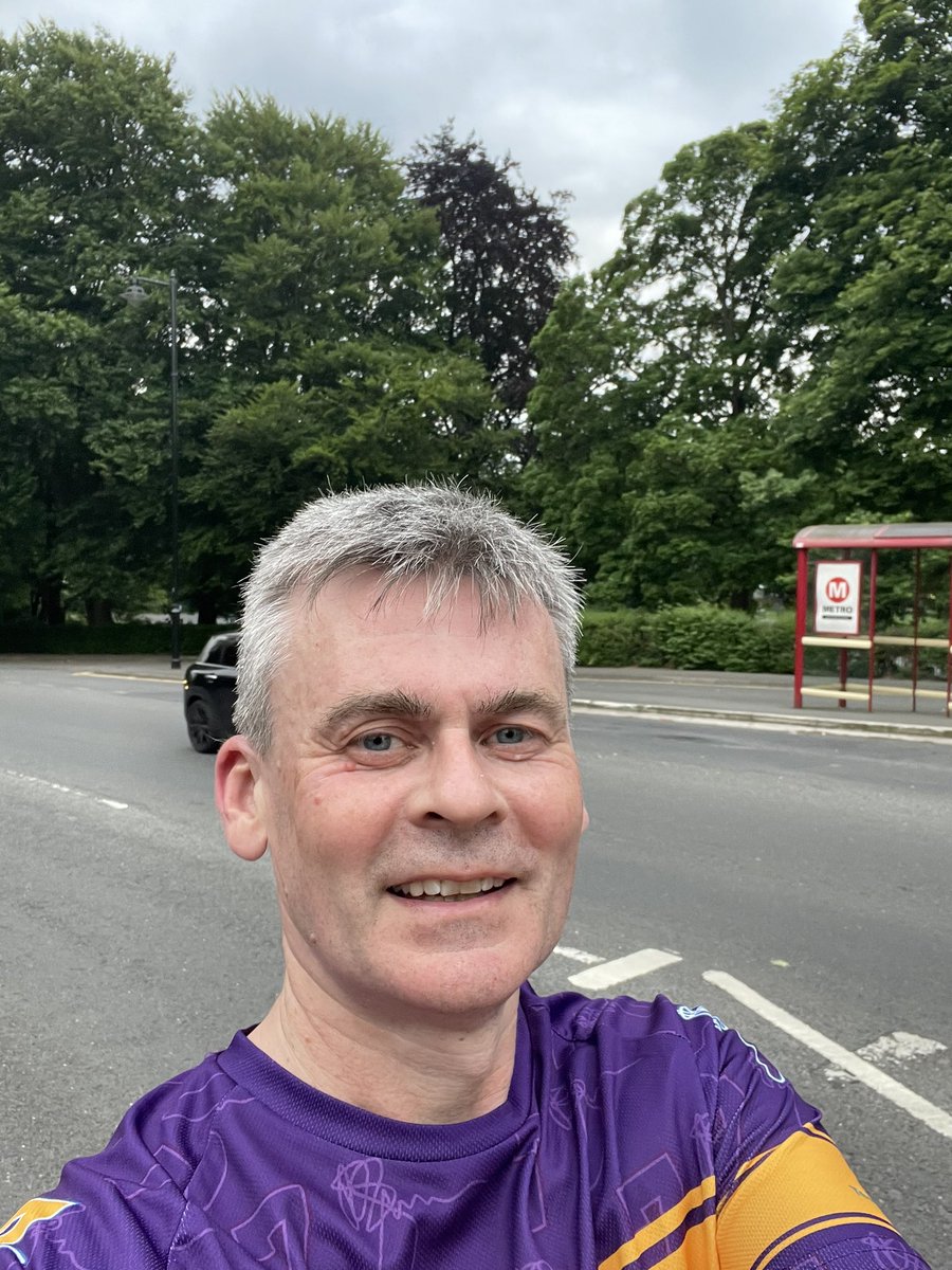 ChrisFordeLeeds's tweet image. Amazing turnout and tribute to #robburrow tonight at the 7 7 7 run organised by @RugbyLeeds on the @johnrmcloughlin #leedsrhino route.