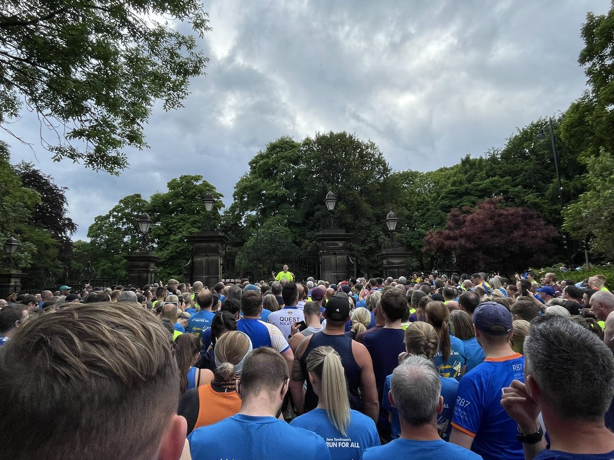 ChrisFordeLeeds's tweet image. Amazing turnout and tribute to #robburrow tonight at the 7 7 7 run organised by @RugbyLeeds on the @johnrmcloughlin #leedsrhino route.