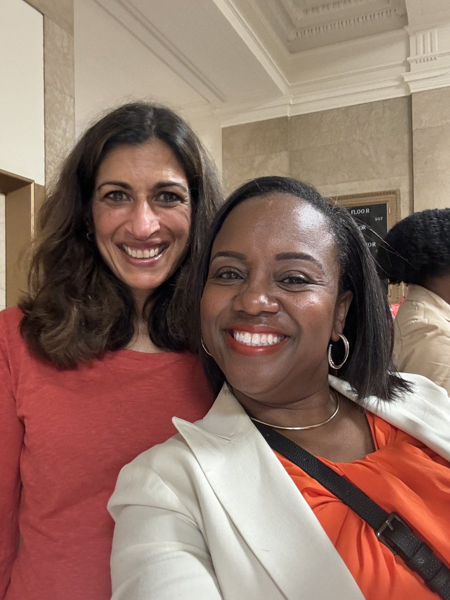 ChicagoDOF's tweet image. It’s Gun Violence Awareness Day! 
DOF and the City’s entire fiscal team stand together in solidarity by wearing orange. We honor the lives lost to gun violence. Join the effort towards a Safe Chicago for All! Visit Chicago.gov/allsafe #AllSafeChi @ChicagosMayor @ChiCommSafety