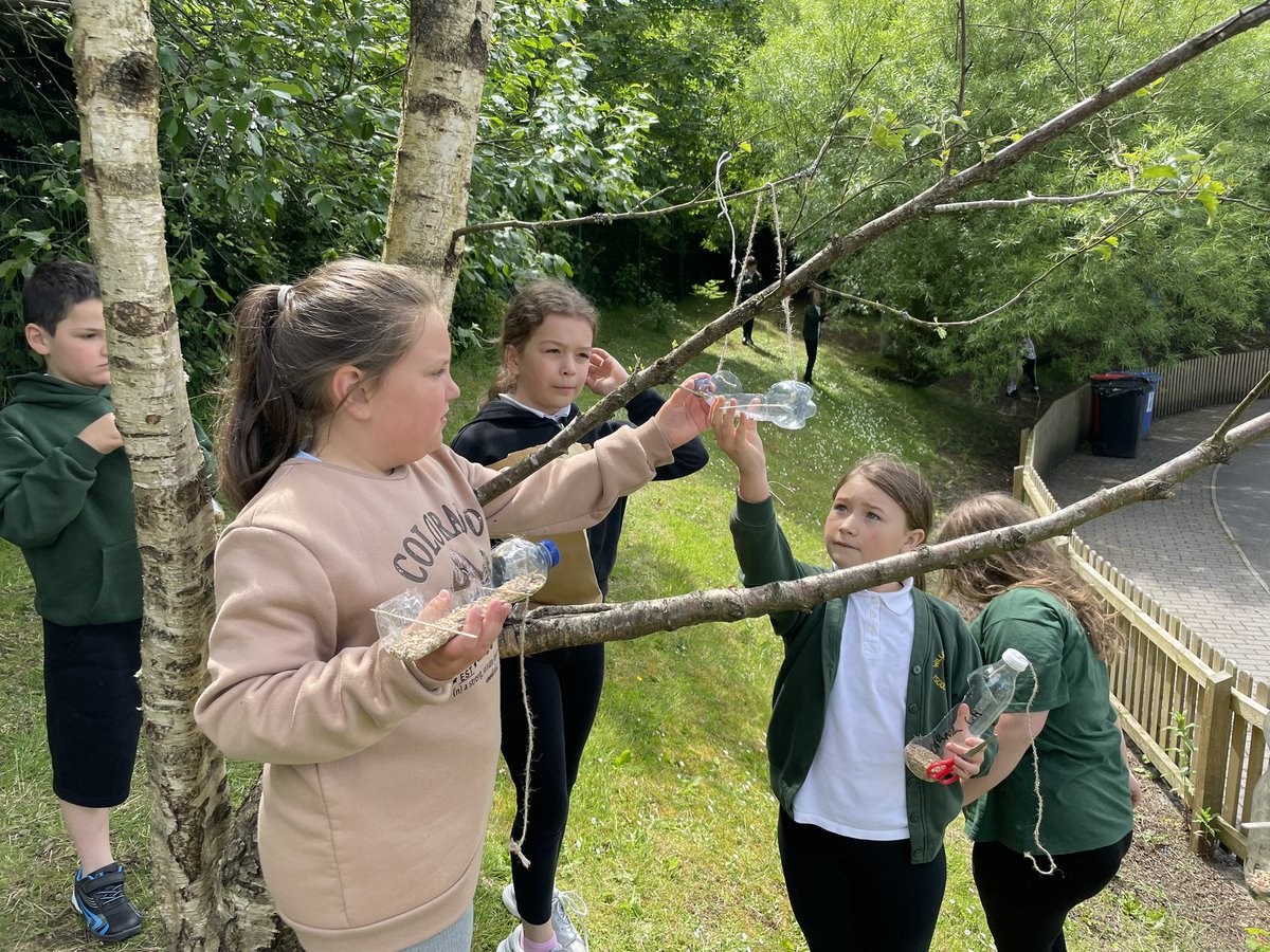 WillowtownPri's tweet photo. We’ve been celebrating our own #outdoorlearning week. We made bird feeders and used @MerlinBirdID to identify birds. We collected leaves to find what trees we have in our school community. We created leaf rubbings and calculated the area of our leaves! #WillowtownWay4 #WPSstem 🍃 https://t.co/6SnSgvO8Pv