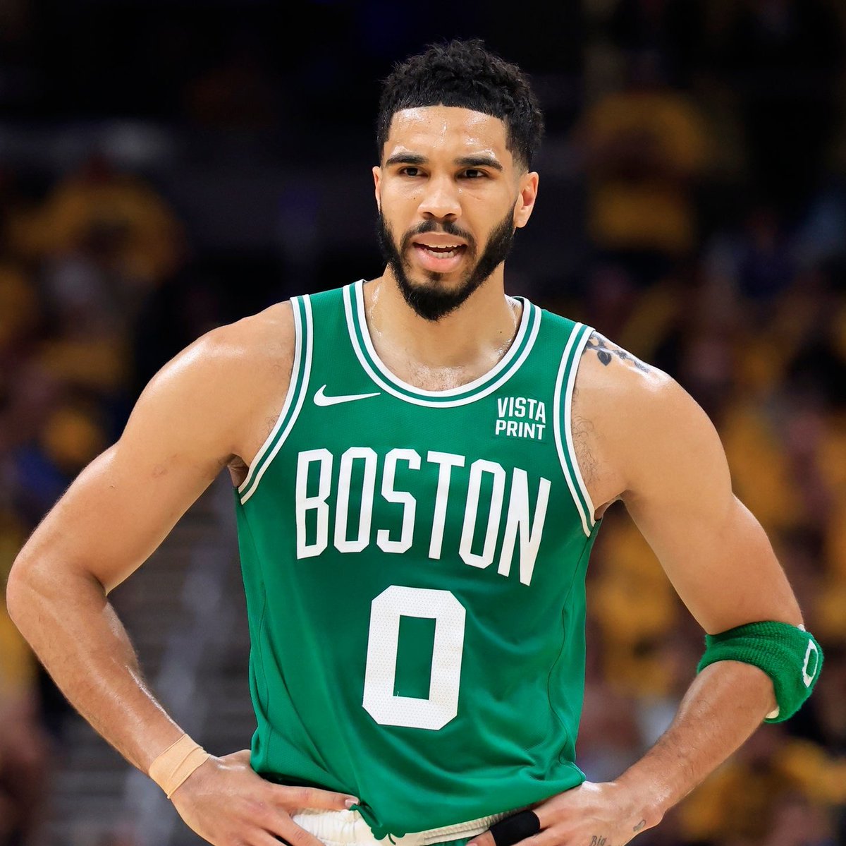 NBAdabad's tweet photo. Jayson Tatum defendeu Dereck Lively e Daniel Gafford em um total de 27 posses ontem, sendo o jogador do Celtics que mais defendeu os dois.

Nos playoffs, Lively e Gafford receberam 78 assists de Luka e Kyrie no pick and roll.

Ontem, só houve UMA assistência.

📊 @HoopsEmpire_ https://t.co/Pt1cgYTQu0