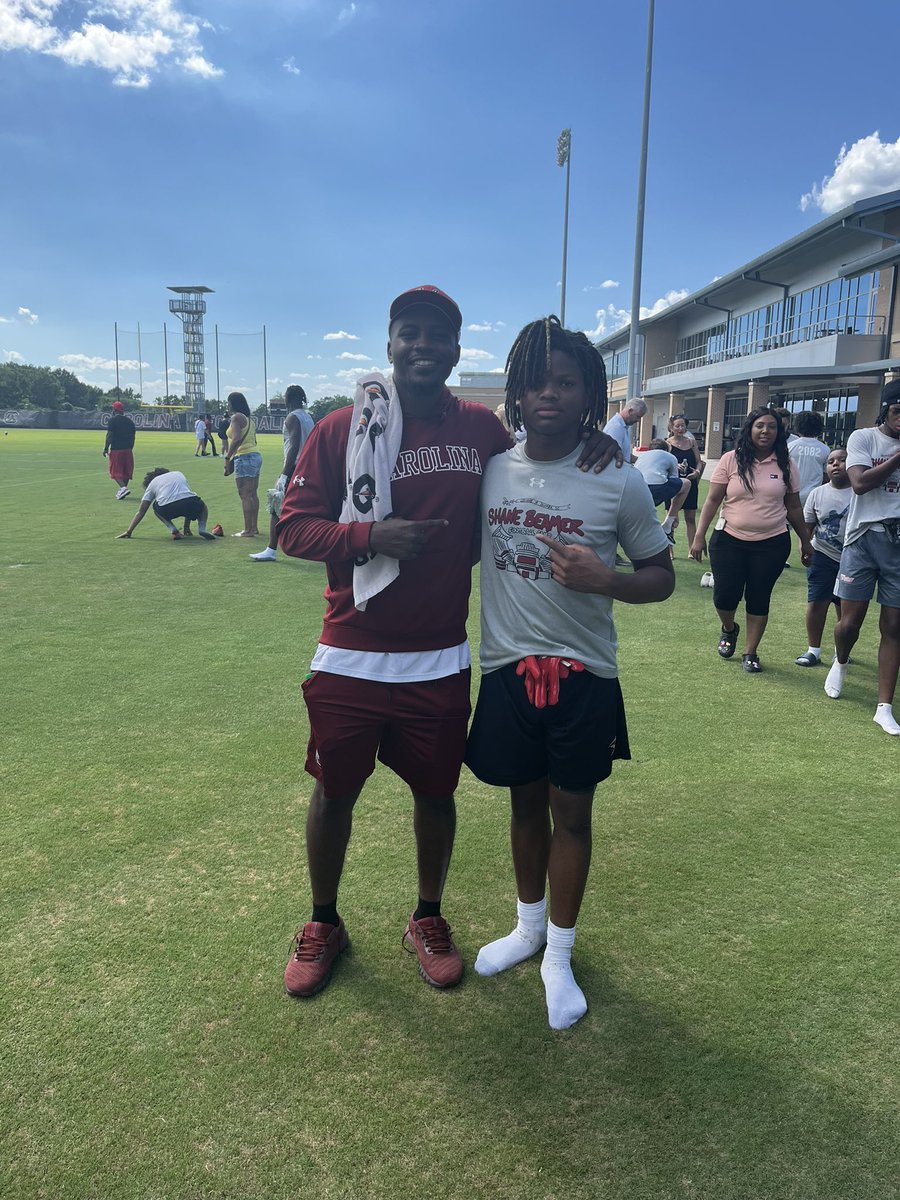 Tyresedrakefor's tweet image. I had a great time today at @GamecockFB @GamecocksOnline I’m thankful for the opportunity to learn from some of the best!
@JMMartin59 @BHSBengalFB @BH_FBRecruiting @JByrdBeGreat @ardoin_marques @CoachHall_1992