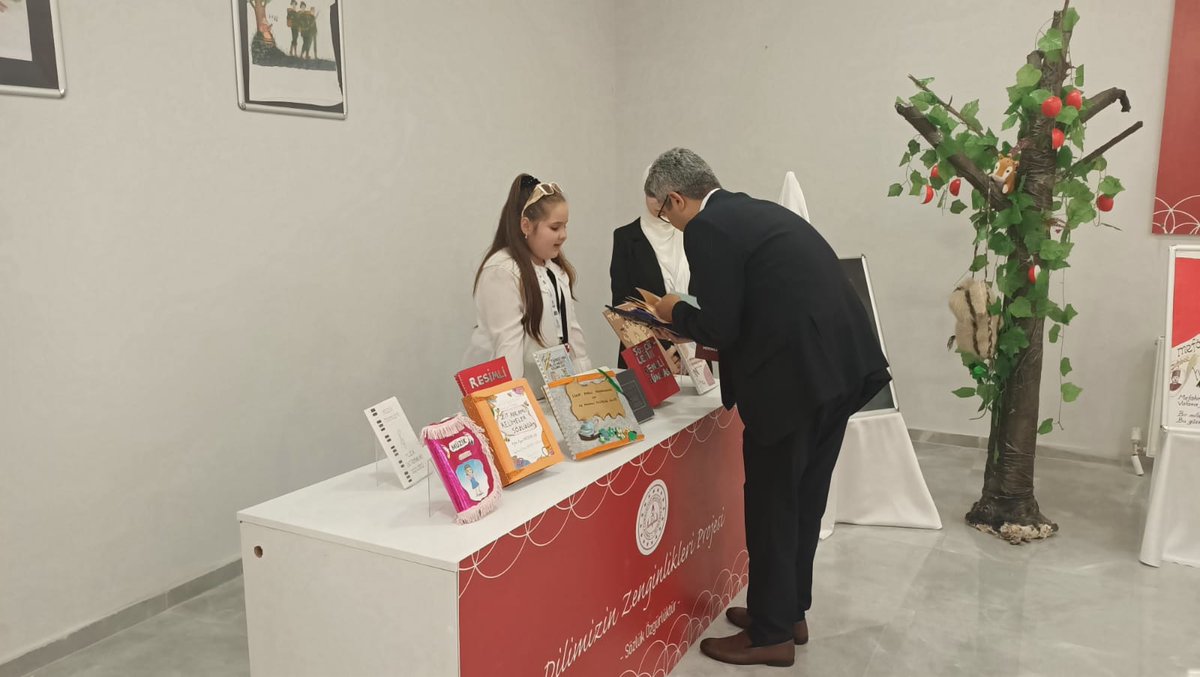 Dilimizin Zenginlikleri İyi Örnekler Sergisi  C .başkanımız Sn R. Tayyip Erdoğan ve Bakanımız Sayın Yusuf Tekin'in teşrifleriyle düzenlenmiştir. Öğrencimiz Amina Yıldırım programda eserini sunmuştur.
<a href="/tcmeb/">Millî Eğitim Bakanlığı</a> 
<a href="/istanbulilmem/">İstanbul İl Millî Eğitim Müdürlüğü</a> 
<a href="/CobanogluF/">Fatih Çobanoğlu</a>
<a href="/TayfunOzyolcu/">Tayfun ÖZYOLCU</a> 
<a href="/esenyurtmem/">Esenyurt İlçe Millî Eğitim Müdürlüğü</a> 
<a href="/istmemkultur/">Dilimizin Zenginlikleri Projesi</a>