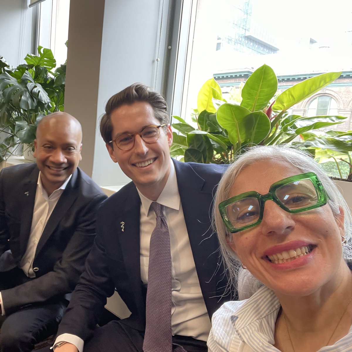 shiranisaacksz's tweet photo. When a disruptive health futurist, an inspiring physician leader and a troublemaker get together to discuss disruptive vs sustainable change with the digital leaders of the future (@ihpmeuoft MHI), it makes for a wonderful Friday morning! Photo Credit: @ZaynaKhayat https://t.co/WtpPFaKf0W