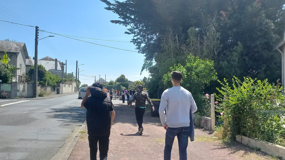 WildeElephant's tweet photo. Les 4è générales sur le chemin de @rostand79 après avoir vu Green Book en 🇬🇧, écoute pendant le film et 👏🏻 à la fin. Donner envie d'apprendre les langues autrement  réfléchir sur le vivre ensemble à partir de l'Histoire des 🇺🇲, ne pas oublier #parcourscitoyen @mcbd @acpoitiers https://t.co/Oq3LTwdqlZ