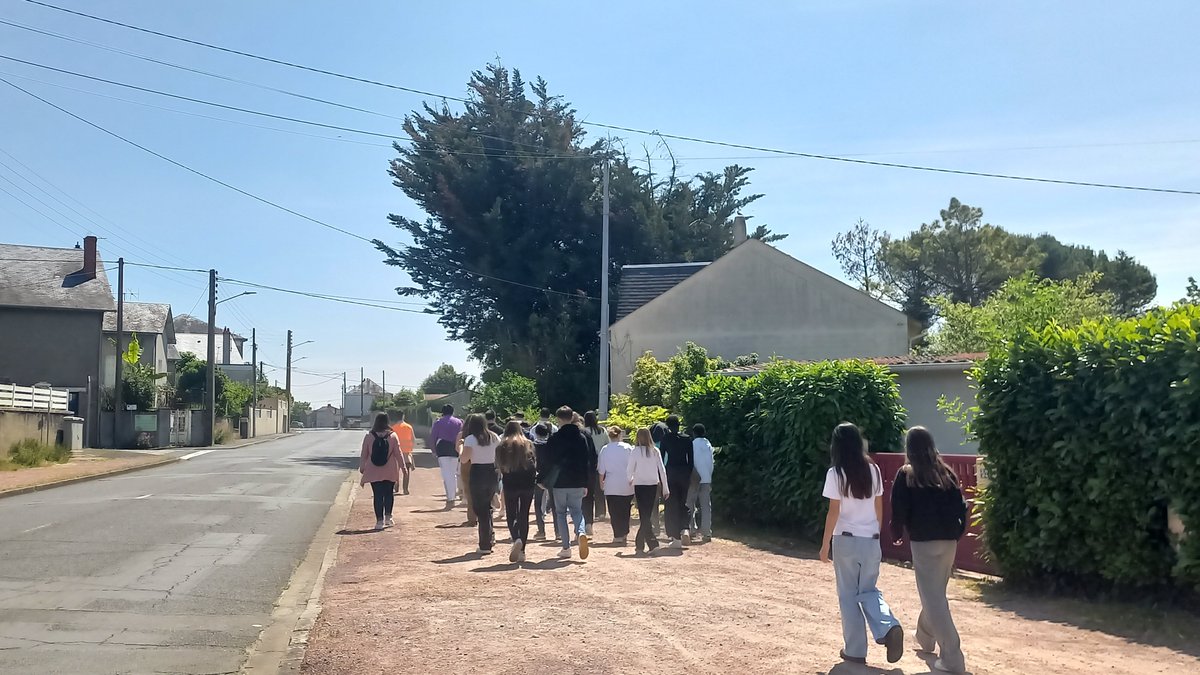 WildeElephant's tweet photo. Les 4è générales sur le chemin de @rostand79 après avoir vu Green Book en 🇬🇧, écoute pendant le film et 👏🏻 à la fin. Donner envie d'apprendre les langues autrement  réfléchir sur le vivre ensemble à partir de l'Histoire des 🇺🇲, ne pas oublier #parcourscitoyen @mcbd @acpoitiers https://t.co/Oq3LTwdqlZ
