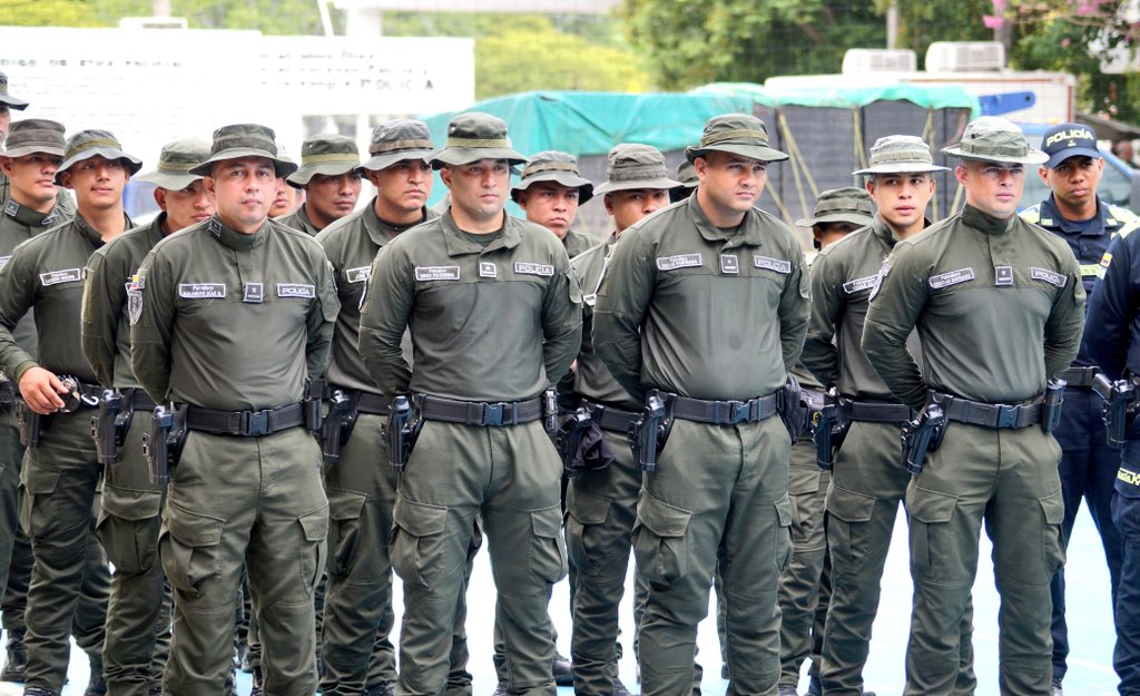 GuajiraPolicia's tweet photo. Garantizaremos la seguridad en el #FestivalFranciscoElHombre2024 🪗 en #Riohacha, 300 hombres y mujeres prestos para atender cualquier requerimiento #SeguridadEnElTerritorio #PortateBienPrimo #GuajiraSegura https://t.co/ZDlFwt95Hj