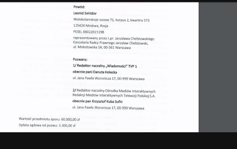 jarek_jakimczyk's tweet photo. Grzegorz Braun miał dowieść przed sądem jako świadek pozbawionego przez władze RP akredytacji dziennikarskiej i prawa pobytu w Polsce Leonida Swiridowa, że korespondent rosyjskich mediów nawiązał u nas liczne relacje towarzyskie o charakterze prywatnym, w tym przyjacielskie.
Potwierdzić to miały również zeznania trojga innych świadków powołanych przez Rosjanina. W gronie tym byli: Mateusz Piskorski, poseł Samoobrony w latach 2005-2007, oskarżony 17 września 2018 r. o szpiegostwo dla Rosji i Chin (jego proces toczy się przed Sądem Okręgowym w Warszawie), oraz Agnieszka Wołk-Łaniewska i Dariusz Cychol, dwoje polskich publicystów „Głosu Rosji” (informacyjny serwis radiowy należący do państwa rosyjskiego, obecnie, w wyniku zmian organizacyjnych wprowadzonych dekretem Władimira Putina z 9 grudnia 2013 r., używający nazwy „Sputnik”).
Dowód miał zostać przeprowadzony przed Sądem Okręgowym w Warszawie w procesie o naruszenie dóbr osobistych, jaki były korespondent rosyjskiej państwowej agencji prasowej "Rossija Siegodnia" (ros. „Россия сегодня”) wytoczył dwóm redaktorom Telewizji Polskiej (TVP) w związku materiałem telewizyjnym pt. „Konfederacja dziękuje zagranicy”, który został wyemitowany na antenie TVP1 w głównym wydaniu „Wiadomości” w piątek 24 maja 2019 r. o godz. 19:30, bezpośrednio przez wyborami do Parlamentu Europejskiego.
Głoszące eurosceptyczne hasła środowiska skupione pod szyldem KWW Konfederacja KORWiN Braun Liroy Narodowcy były postrzegane jako zagrożenie dla PiS, które obawiało się odpływu do nich części wyborców przeciwnych pogłębieniu integracji UE. W poświęconym konkurentowi PiS materiale „Wiadomości” padły słowa: „Jednym z dziennikarzy Sputnika (rosyjskiej państwowej agencji informacyjnej  i sieci rozgłośni radiowych o charakterze stricte propagandowym – przyp. wł.) jest Leonid  Sviridov, którego Polska wydaliła w 2015 roku zarzucając mu #szpiegostwo”.
To lakoniczne zdanie zawierało informację niezgodną ze stanem faktycznym, albowiem rosyjski korespondent nie został zmuszony do opuszczenia RP w związku z zarzutem szpiegostwa. Gdyby tak było, Swiridow nie mając immunitetu dyplomatycznego zostałby zatrzymany i zapewne również aresztowany, czego władze polskie z uwagi na jego oficjalny status przedstawiciela mediów prawdopodobnie wolały w tamtym czasie uniknąć ze względu na rozgłos, jaki wydarzeniu temu nadałaby ponad wszelką wątpliwość Moskwa oskarżając Warszawę o prześladowanie dziennikarzy i pogwałcenie wolności słowa. Ponadto chociaż #ABW - o czym wiadomo z nieoficjalnych źródeł - istotnie podejrzewała Swiridowa o udział w wywiadzie rosyjskim (art. 130 § 1 kk), to ponieważ w tym wypadku w grę wchodzić mogła działalność w charakterze agenta wpływu, czego udowodnienie przed sądem jest karkołomnym przedsięwzięciem dla każdej służby kontrwywiadu, ówczesny szef Agencji gen. bryg. Dariusz Łuczak wybrał optymalne dla rządu premier Ewy Kopacz rozwiązanie: najzwyczajniej wystąpił do MSZ o cofnięcie akredytacji dziennikarskiej Rosjaninowi i zwrócił się do wojewody mazowieckiego o uchylenie mu pozwolenia na pobyt stały w Polsce, co po wyczerpaniu procedury odwoławczej skutkowało koniecznością opuszczenia naszego kraju przez niepożądanego cudzoziemca (uzasadnienie i materiały w tej sprawie są tajne).
Z punktu widzenia państwa osiągnięty efekt był w istocie taki sam, jaki spowodowałoby zatrzymanie przez ABW: działalność obywatela Federacji Rosyjskiej uznana przez kontrwywiad cywilny za szkodliwą dla bezpieczeństwa narodowego Rzeczypospolitej Polskiej została przerwana.
Osoby odpowiedzialne w telewizji publicznej za emisję materiału poświęconego kampanii wyborczej @KONFEDERACJA_  w 2019 r. uznały, że to wystarczy, by podać informację, że Leonida Swiridowa wydalono z Polski pod zarzutem szpiegostwa. Umożliwiło to Rosjaninowi wystąpienie z powództwem przeciwko prezenterce „Wiadomości” uosabiającej ówczesny styl @tvp_info , która po przejęciu przez Zjednoczoną Prawicę kontroli nad Telewizją Polską całkowicie zaniechała prób wyważania racji w prezentowaniu stanowisk koalicji rządowej i opozycji
opierając się na dwóch filarach: pianiu z zachwytu nad polityką ówczesnych władz państwowych i powtarzanym do znoju odsądzaniem od czci i wiary partii opozycyjnych z ich liderami (zwłaszcza @donaldtusk). Mowa o Danucie Holeckiej, która w dniu, kiedy wyemitowano materiał zakwestionowany przez Leonida Swiridowa, kierowała flagowym programem w TVP Info i - w przeciwieństwie do nieznanego milionom telewidzów Krzysztofa Sufina, pozwanego zapewne dlatego, że jako szef Ośrodka Mediów Interaktywnych TVP nominalnie odpowiadał za stronę internetową z newsem zawierającym zdanie o wydaleniu Rosjanina z powodu szpiegostwa - była prawdziwą gwiazdą anteny.
W uzasadnieniu powództwa reprezentujący rosyjskiego korespondenta prasowego radca prawny Jarosław Chełstowski stwierdził, że „zacytowane zdanie nie jest zgodne z prawdą. Leonidowi Swiridowowi nigdy nie został postawiony zarzut szpiegostwa, jak i żaden inny zarzut dotyczący jego pracy i działalności na terenie Polski, a więc powód nie był również oskarżony. Co więcej zarzut szpiegostwa nie został sformułowany wobec powoda przez jakikolwiek organ władzy publicznej także w potocznym rozumieniu słowa „zarzut”, jakie jest w użyciu poza domeną prawa karnego”. Powołując się na te okoliczności Chełstowski zażądał w imieniu Swiridowa przeprosin i opublikowania w głównym wydaniu „Wiadomości” o godz. 19.30 sprostowania następującej treści „Nie jest prawdą, że rosyjski dziennikarz Leonid Sviridov został wydalony z Polski w związku z zarzutem szpiegostwa”. Zadośćuczynienie miało nastąpić poprzez odczytanie przez redaktora prowadzącego sprostowania z adnotacją, że dotyczy ono nieprawdziwej informacji podanej w „Wiadomościach”. Powód chciał też zamieszczenia oświadczenia zawierającego sprostowanie na stronie internetowej TVP obok materiału ze sprostowaną informacją o wydaleniu go z Polski w związku z zarzutem szpiegostwa. Rosjanin domagał się również zablokowania możliwości odtwarzania inkryminowanego materiału lub usunięcia z niego budzącej jego zastrzeżenia frazy.

Z lektury pozwu można dowiedzieć się, że Rosjanin mieszkał w naszym kraju na stałe od czerwca 2003 do grudnia 2015 r., jak i tego, że już w momencie przyjazdu do Polski w roli korespondenta mediów rosyjskich dość dobrze znał język polski, gdyż w latach 1970-1975 jako dziecko przebywał tutaj wraz z rodzicami. Po objęciu placówki korespondenta zagranicznego szybko więc udoskonalił znajomość polszczyzny osiągając poziom umożliwiający „płynną, bezbłędną konwersację”. Dowodem tego miały być zeznania czwórki powołanych świadków: Grzegorza Brauna, Mateusza Piskorskiego, Dariusza Cychola i Agnieszki Wołk-Łaniewskiej. Mieli oni też potwierdzić przed sądem, że Swiridow zajmował się głównie przygotowywaniem korespondencji z Polski poświęconych polityce stając się osobą rozpoznawalną w kręgach polskich polityków jako dziennikarz. „Dość powiedzieć, że przeprowadzał wywiady z wszystkimi polskimi prezydentami, premierami, wieloma ministrami, parlamentarzystami i szeregiem innych osób publicznych” – czytamy w pozwie, który został zwrócony postanowieniem Sądu Okręgowego w Warszawie z 19 października 2020 r. Uprawomocniło się ono 23 listopada 2022 r. – jak poinformowała nas prezes sądu sędzia Joanna Przanowska-Tomaszek. Podstawą prawną zwrotu pozwu był przepis art.  130² § 1, który mówi, że „pismo wniesione przez adwokata, radcę prawnego lub rzecznika patentowego, które nie zostało należycie opłacone, przewodniczący zwraca bez wezwania o uiszczenie opłaty, jeżeli pismo podlega opłacie w wysokości stałej lub stosunkowej obliczonej od wskazanej przez stronę wartości przedmiotu sporu”.
Gwoli ścisłości należy dodać, że powództwo Leonida Swiridowa obejmowało też jego roszczenia finansowe wobec pozwanej dwójki pracowników TVP. Chciał on, by od Danuty Holeckiej zasądzono 50 tys. zł, a od Krzysztofa Sufina – 10 tys. zł, przy czym połowę zasądzonej kwoty zamierzał przeznaczyć na wskazany cel społeczny, którym była  @ODFoundation. Oznacza to, że Holecka i Sufin mieli przelać odpowiednio po 25 tys. zł i 5 tys. zł na konto fundacji, której prezesem jest @LyudaKozlovska, wpisana w 2018 r. decyzją prezesa Urzędu ds. Cudzoziemców na wniosek szefa ABW na listę osób niepożądanych w Strefie Schengen. O komentarz poprosiliśmy więc najpierw przedstawicieli organizacji pozarządowej, którą Rosjanin postanowił uczynić beneficjentem swych roszczeń finansowych w przypadku wygrania procesu z Holecką i Sufinem.
„Sprawę kojarzę o tyle, że wydalono go (Swiridowa – przyp. JJ) na podstawie tych samych instrumentów, co moją żonę. W związku z czym próbował się chyba pod nas „podczepić”. Przypominam sobie, że Sputnik relacjonował sprawę (lub udzielał głosu samego Swiridowowi) w tonie podkreślającym rzekomo "podwójne standardy" w traktowaniu Ludmiły Kozłowskiej (umieszczonej z powodów politycznych w wykazie osób niepożądanych w 2018 roku) i Swiridowa, który nie mógł liczyć na "obronę" ze strony polskich mediów, organizacji pozarządowych i instytucji oraz innych krajów UE (które uznały zakaz wjazdu dla Ludmiły za nieuzasadniony i faktycznie zignorowały). Wywodził je https://t.co/eg9tP7C6oM. z tego, że Polska i UE są - w jego ocenie - rusofobiczne i ukrainofilskie. Swiridow, delikatnie mówiąc, nie jest postacią z naszej bajki. Jego posunięcia i publikacje Sputnika odbieraliśmy ambiwalentnie: z zażenowaniem, że próbuje uwikłać fundację w swoją sprawą, i ze świadomością, że zapewne chodzi o wyrządzenie nam swego rodzaju "niedźwiedziej przysługi", ale też jednocześnie z pewnego rodzaju rozbawieniem z uwagi na absurdalny charakter jego działań – komentuje inicjatywę Leonida Swiridowa przewodniczący rady Fundacji Otwarty Dialog @bartek_kramek.
Co na to sam Rosjanin, którego poznałem osobiście w 2014 r. w studiu telewizyjnym Superstacji, gdy komentowałem na żywo jako gość stanowisko szefa ABW w sprawie cofnięcia mu akredytacji dziennikarskiej i prawa stałego pobytu na terenie Polski? W rozmowie telefonicznej przeprowadzonej 12 listopada 2020 r. Leonid Swiridow obiecał mi odpowiedzieć po konsultacji z prawnikiem na moje pytania przesłane na adres leonidsviridov@yandex.ru. Jednak nigdy tego nie uczynił i nie odebrał ode mnie telefonu w 2021 r. Zareagował dopiero, gdy 8 października 2022 r. wysłałem mu bez komentarza video przedstawiające zniszczenia Mostu Kerczeńskiego przez eksplozję, która miała spowodować śmierć 5 osób. „Радуешься, мудак? (pol. Cieszysz się, dupku?) – odpisał Swiridow. Potem było już tylko gorzej. Ciskał obelgi oraz pogróżki pod adresem Polski i naszych służb specjalnych, z którymi najwyraźniej mnie identyfikuje („debile z ABW”, „naziści z ABW zostaną unicestwieni”, „doczekacie się” , „naziści w Warszawie powinni szykować się na denazyfikację”, „faszyści będą zniszczeni”, „bandyci z ABW odpowiedzą za znęcanie się nade mną”, „Białoruś otrzymała pełnoprawnie swoje terytoria w 1939 r. (17 września – przyp. JJ), ale nie wszystkie z nich pozostały częścią Białorusi. Jeśli zaczniecie robić bałagan, będzie jak z Ukrainą. Naziści zostaną zniszczeni nie tylko na Ukrainie”, „Pamiętajcie, kto zdobył Berlin! Norymberski proces zapomniałeś. Wkrótce ci przypomną” itp.). Z upodobaniem powtarzał też słowa „polska szlachta”, które muszą mieć wyjątkowo negatywną konotację w języku administratora konta „Pan Sviridov” na Telegramie, na którym publikowane są newsy i komentarze byłego korespondenta RIA Novosti w Polsce.
Zobrazowany powyższymi cytatami stosunek Swiridowa do Polski nie przeszkadzał mu spotykać się w Moskwie już po opuszczeniu naszego kraju z @GrzegorzBraun_, który będąc posłem na Sejm kandyduje aktualnie do Parlamentu Europejskiej z listy Konfederacji w okręgu nr 10 (województwa małopolskie i świętokrzyskie).
Leonid Swiridow utrzymywał też łączność z oskarżonym 19 stycznia br. o szpiegostwo dla Rosji byłym działaczem Ruchu Palikota i współzałożycielem partii Zmiana Januszem N. z Olsztyna, który posiadał rozległe kontakty w środowiskach prorosyjskich polityków z Ukrainy i krajów UE, https://t.co/eg9tP7C6oM. z Maximilianem Krah z  @AfD, kandydującym obecnie również do Europarlamentu (w ub.r. poseł Braun zaprosił do Sejmu przedstawicieli młodzieżówki AfD). W materiale dowodowym zgromadzonym przez ABW jest https://t.co/eg9tP7C6oM. ich korespondencja email. W kwietniu asystent eurodeputowanego #Krah Jian Guo został aresztowany Niemczech pod zarzutem szpiegostwa dla Chin.