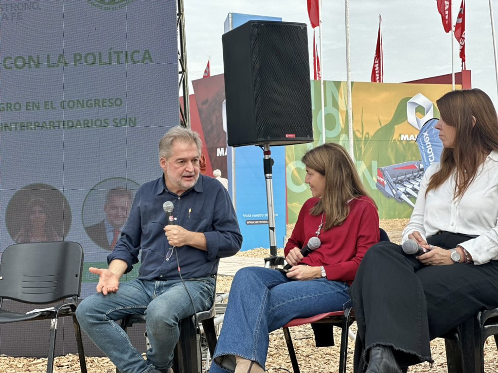 mirabellarob's tweet photo. Estoy en la AgroActiva, en la ciudad de Armstrong , acá se ve donde se sustenta el desarrollo económico santafesino. Las crisis se generan en Plaza de Mayo, las soluciones en el interior productivo. Defendamos un modelo de desarrollo nacional, #DefendamosSantaFe https://t.co/5pVXcN79CD