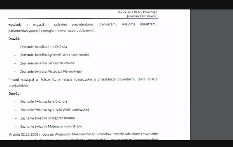 jarek_jakimczyk's tweet photo. Grzegorz Braun miał dowieść przed sądem jako świadek pozbawionego przez władze RP akredytacji dziennikarskiej i prawa pobytu w Polsce Leonida Swiridowa, że korespondent rosyjskich mediów nawiązał u nas liczne relacje towarzyskie o charakterze prywatnym, w tym przyjacielskie.
Potwierdzić to miały również zeznania trojga innych świadków powołanych przez Rosjanina. W gronie tym byli: Mateusz Piskorski, poseł Samoobrony w latach 2005-2007, oskarżony 17 września 2018 r. o szpiegostwo dla Rosji i Chin (jego proces toczy się przed Sądem Okręgowym w Warszawie), oraz Agnieszka Wołk-Łaniewska i Dariusz Cychol, dwoje polskich publicystów „Głosu Rosji” (informacyjny serwis radiowy należący do państwa rosyjskiego, obecnie, w wyniku zmian organizacyjnych wprowadzonych dekretem Władimira Putina z 9 grudnia 2013 r., używający nazwy „Sputnik”).
Dowód miał zostać przeprowadzony przed Sądem Okręgowym w Warszawie w procesie o naruszenie dóbr osobistych, jaki były korespondent rosyjskiej państwowej agencji prasowej "Rossija Siegodnia" (ros. „Россия сегодня”) wytoczył dwóm redaktorom Telewizji Polskiej (TVP) w związku materiałem telewizyjnym pt. „Konfederacja dziękuje zagranicy”, który został wyemitowany na antenie TVP1 w głównym wydaniu „Wiadomości” w piątek 24 maja 2019 r. o godz. 19:30, bezpośrednio przez wyborami do Parlamentu Europejskiego.
Głoszące eurosceptyczne hasła środowiska skupione pod szyldem KWW Konfederacja KORWiN Braun Liroy Narodowcy były postrzegane jako zagrożenie dla PiS, które obawiało się odpływu do nich części wyborców przeciwnych pogłębieniu integracji UE. W poświęconym konkurentowi PiS materiale „Wiadomości” padły słowa: „Jednym z dziennikarzy Sputnika (rosyjskiej państwowej agencji informacyjnej  i sieci rozgłośni radiowych o charakterze stricte propagandowym – przyp. wł.) jest Leonid  Sviridov, którego Polska wydaliła w 2015 roku zarzucając mu #szpiegostwo”.
To lakoniczne zdanie zawierało informację niezgodną ze stanem faktycznym, albowiem rosyjski korespondent nie został zmuszony do opuszczenia RP w związku z zarzutem szpiegostwa. Gdyby tak było, Swiridow nie mając immunitetu dyplomatycznego zostałby zatrzymany i zapewne również aresztowany, czego władze polskie z uwagi na jego oficjalny status przedstawiciela mediów prawdopodobnie wolały w tamtym czasie uniknąć ze względu na rozgłos, jaki wydarzeniu temu nadałaby ponad wszelką wątpliwość Moskwa oskarżając Warszawę o prześladowanie dziennikarzy i pogwałcenie wolności słowa. Ponadto chociaż #ABW - o czym wiadomo z nieoficjalnych źródeł - istotnie podejrzewała Swiridowa o udział w wywiadzie rosyjskim (art. 130 § 1 kk), to ponieważ w tym wypadku w grę wchodzić mogła działalność w charakterze agenta wpływu, czego udowodnienie przed sądem jest karkołomnym przedsięwzięciem dla każdej służby kontrwywiadu, ówczesny szef Agencji gen. bryg. Dariusz Łuczak wybrał optymalne dla rządu premier Ewy Kopacz rozwiązanie: najzwyczajniej wystąpił do MSZ o cofnięcie akredytacji dziennikarskiej Rosjaninowi i zwrócił się do wojewody mazowieckiego o uchylenie mu pozwolenia na pobyt stały w Polsce, co po wyczerpaniu procedury odwoławczej skutkowało koniecznością opuszczenia naszego kraju przez niepożądanego cudzoziemca (uzasadnienie i materiały w tej sprawie są tajne).
Z punktu widzenia państwa osiągnięty efekt był w istocie taki sam, jaki spowodowałoby zatrzymanie przez ABW: działalność obywatela Federacji Rosyjskiej uznana przez kontrwywiad cywilny za szkodliwą dla bezpieczeństwa narodowego Rzeczypospolitej Polskiej została przerwana.
Osoby odpowiedzialne w telewizji publicznej za emisję materiału poświęconego kampanii wyborczej @KONFEDERACJA_  w 2019 r. uznały, że to wystarczy, by podać informację, że Leonida Swiridowa wydalono z Polski pod zarzutem szpiegostwa. Umożliwiło to Rosjaninowi wystąpienie z powództwem przeciwko prezenterce „Wiadomości” uosabiającej ówczesny styl @tvp_info , która po przejęciu przez Zjednoczoną Prawicę kontroli nad Telewizją Polską całkowicie zaniechała prób wyważania racji w prezentowaniu stanowisk koalicji rządowej i opozycji
opierając się na dwóch filarach: pianiu z zachwytu nad polityką ówczesnych władz państwowych i powtarzanym do znoju odsądzaniem od czci i wiary partii opozycyjnych z ich liderami (zwłaszcza @donaldtusk). Mowa o Danucie Holeckiej, która w dniu, kiedy wyemitowano materiał zakwestionowany przez Leonida Swiridowa, kierowała flagowym programem w TVP Info i - w przeciwieństwie do nieznanego milionom telewidzów Krzysztofa Sufina, pozwanego zapewne dlatego, że jako szef Ośrodka Mediów Interaktywnych TVP nominalnie odpowiadał za stronę internetową z newsem zawierającym zdanie o wydaleniu Rosjanina z powodu szpiegostwa - była prawdziwą gwiazdą anteny.
W uzasadnieniu powództwa reprezentujący rosyjskiego korespondenta prasowego radca prawny Jarosław Chełstowski stwierdził, że „zacytowane zdanie nie jest zgodne z prawdą. Leonidowi Swiridowowi nigdy nie został postawiony zarzut szpiegostwa, jak i żaden inny zarzut dotyczący jego pracy i działalności na terenie Polski, a więc powód nie był również oskarżony. Co więcej zarzut szpiegostwa nie został sformułowany wobec powoda przez jakikolwiek organ władzy publicznej także w potocznym rozumieniu słowa „zarzut”, jakie jest w użyciu poza domeną prawa karnego”. Powołując się na te okoliczności Chełstowski zażądał w imieniu Swiridowa przeprosin i opublikowania w głównym wydaniu „Wiadomości” o godz. 19.30 sprostowania następującej treści „Nie jest prawdą, że rosyjski dziennikarz Leonid Sviridov został wydalony z Polski w związku z zarzutem szpiegostwa”. Zadośćuczynienie miało nastąpić poprzez odczytanie przez redaktora prowadzącego sprostowania z adnotacją, że dotyczy ono nieprawdziwej informacji podanej w „Wiadomościach”. Powód chciał też zamieszczenia oświadczenia zawierającego sprostowanie na stronie internetowej TVP obok materiału ze sprostowaną informacją o wydaleniu go z Polski w związku z zarzutem szpiegostwa. Rosjanin domagał się również zablokowania możliwości odtwarzania inkryminowanego materiału lub usunięcia z niego budzącej jego zastrzeżenia frazy.

Z lektury pozwu można dowiedzieć się, że Rosjanin mieszkał w naszym kraju na stałe od czerwca 2003 do grudnia 2015 r., jak i tego, że już w momencie przyjazdu do Polski w roli korespondenta mediów rosyjskich dość dobrze znał język polski, gdyż w latach 1970-1975 jako dziecko przebywał tutaj wraz z rodzicami. Po objęciu placówki korespondenta zagranicznego szybko więc udoskonalił znajomość polszczyzny osiągając poziom umożliwiający „płynną, bezbłędną konwersację”. Dowodem tego miały być zeznania czwórki powołanych świadków: Grzegorza Brauna, Mateusza Piskorskiego, Dariusza Cychola i Agnieszki Wołk-Łaniewskiej. Mieli oni też potwierdzić przed sądem, że Swiridow zajmował się głównie przygotowywaniem korespondencji z Polski poświęconych polityce stając się osobą rozpoznawalną w kręgach polskich polityków jako dziennikarz. „Dość powiedzieć, że przeprowadzał wywiady z wszystkimi polskimi prezydentami, premierami, wieloma ministrami, parlamentarzystami i szeregiem innych osób publicznych” – czytamy w pozwie, który został zwrócony postanowieniem Sądu Okręgowego w Warszawie z 19 października 2020 r. Uprawomocniło się ono 23 listopada 2022 r. – jak poinformowała nas prezes sądu sędzia Joanna Przanowska-Tomaszek. Podstawą prawną zwrotu pozwu był przepis art.  130² § 1, który mówi, że „pismo wniesione przez adwokata, radcę prawnego lub rzecznika patentowego, które nie zostało należycie opłacone, przewodniczący zwraca bez wezwania o uiszczenie opłaty, jeżeli pismo podlega opłacie w wysokości stałej lub stosunkowej obliczonej od wskazanej przez stronę wartości przedmiotu sporu”.
Gwoli ścisłości należy dodać, że powództwo Leonida Swiridowa obejmowało też jego roszczenia finansowe wobec pozwanej dwójki pracowników TVP. Chciał on, by od Danuty Holeckiej zasądzono 50 tys. zł, a od Krzysztofa Sufina – 10 tys. zł, przy czym połowę zasądzonej kwoty zamierzał przeznaczyć na wskazany cel społeczny, którym była  @ODFoundation. Oznacza to, że Holecka i Sufin mieli przelać odpowiednio po 25 tys. zł i 5 tys. zł na konto fundacji, której prezesem jest @LyudaKozlovska, wpisana w 2018 r. decyzją prezesa Urzędu ds. Cudzoziemców na wniosek szefa ABW na listę osób niepożądanych w Strefie Schengen. O komentarz poprosiliśmy więc najpierw przedstawicieli organizacji pozarządowej, którą Rosjanin postanowił uczynić beneficjentem swych roszczeń finansowych w przypadku wygrania procesu z Holecką i Sufinem.
„Sprawę kojarzę o tyle, że wydalono go (Swiridowa – przyp. JJ) na podstawie tych samych instrumentów, co moją żonę. W związku z czym próbował się chyba pod nas „podczepić”. Przypominam sobie, że Sputnik relacjonował sprawę (lub udzielał głosu samego Swiridowowi) w tonie podkreślającym rzekomo "podwójne standardy" w traktowaniu Ludmiły Kozłowskiej (umieszczonej z powodów politycznych w wykazie osób niepożądanych w 2018 roku) i Swiridowa, który nie mógł liczyć na "obronę" ze strony polskich mediów, organizacji pozarządowych i instytucji oraz innych krajów UE (które uznały zakaz wjazdu dla Ludmiły za nieuzasadniony i faktycznie zignorowały). Wywodził je https://t.co/eg9tP7C6oM. z tego, że Polska i UE są - w jego ocenie - rusofobiczne i ukrainofilskie. Swiridow, delikatnie mówiąc, nie jest postacią z naszej bajki. Jego posunięcia i publikacje Sputnika odbieraliśmy ambiwalentnie: z zażenowaniem, że próbuje uwikłać fundację w swoją sprawą, i ze świadomością, że zapewne chodzi o wyrządzenie nam swego rodzaju "niedźwiedziej przysługi", ale też jednocześnie z pewnego rodzaju rozbawieniem z uwagi na absurdalny charakter jego działań – komentuje inicjatywę Leonida Swiridowa przewodniczący rady Fundacji Otwarty Dialog @bartek_kramek.
Co na to sam Rosjanin, którego poznałem osobiście w 2014 r. w studiu telewizyjnym Superstacji, gdy komentowałem na żywo jako gość stanowisko szefa ABW w sprawie cofnięcia mu akredytacji dziennikarskiej i prawa stałego pobytu na terenie Polski? W rozmowie telefonicznej przeprowadzonej 12 listopada 2020 r. Leonid Swiridow obiecał mi odpowiedzieć po konsultacji z prawnikiem na moje pytania przesłane na adres leonidsviridov@yandex.ru. Jednak nigdy tego nie uczynił i nie odebrał ode mnie telefonu w 2021 r. Zareagował dopiero, gdy 8 października 2022 r. wysłałem mu bez komentarza video przedstawiające zniszczenia Mostu Kerczeńskiego przez eksplozję, która miała spowodować śmierć 5 osób. „Радуешься, мудак? (pol. Cieszysz się, dupku?) – odpisał Swiridow. Potem było już tylko gorzej. Ciskał obelgi oraz pogróżki pod adresem Polski i naszych służb specjalnych, z którymi najwyraźniej mnie identyfikuje („debile z ABW”, „naziści z ABW zostaną unicestwieni”, „doczekacie się” , „naziści w Warszawie powinni szykować się na denazyfikację”, „faszyści będą zniszczeni”, „bandyci z ABW odpowiedzą za znęcanie się nade mną”, „Białoruś otrzymała pełnoprawnie swoje terytoria w 1939 r. (17 września – przyp. JJ), ale nie wszystkie z nich pozostały częścią Białorusi. Jeśli zaczniecie robić bałagan, będzie jak z Ukrainą. Naziści zostaną zniszczeni nie tylko na Ukrainie”, „Pamiętajcie, kto zdobył Berlin! Norymberski proces zapomniałeś. Wkrótce ci przypomną” itp.). Z upodobaniem powtarzał też słowa „polska szlachta”, które muszą mieć wyjątkowo negatywną konotację w języku administratora konta „Pan Sviridov” na Telegramie, na którym publikowane są newsy i komentarze byłego korespondenta RIA Novosti w Polsce.
Zobrazowany powyższymi cytatami stosunek Swiridowa do Polski nie przeszkadzał mu spotykać się w Moskwie już po opuszczeniu naszego kraju z @GrzegorzBraun_, który będąc posłem na Sejm kandyduje aktualnie do Parlamentu Europejskiej z listy Konfederacji w okręgu nr 10 (województwa małopolskie i świętokrzyskie).
Leonid Swiridow utrzymywał też łączność z oskarżonym 19 stycznia br. o szpiegostwo dla Rosji byłym działaczem Ruchu Palikota i współzałożycielem partii Zmiana Januszem N. z Olsztyna, który posiadał rozległe kontakty w środowiskach prorosyjskich polityków z Ukrainy i krajów UE, https://t.co/eg9tP7C6oM. z Maximilianem Krah z  @AfD, kandydującym obecnie również do Europarlamentu (w ub.r. poseł Braun zaprosił do Sejmu przedstawicieli młodzieżówki AfD). W materiale dowodowym zgromadzonym przez ABW jest https://t.co/eg9tP7C6oM. ich korespondencja email. W kwietniu asystent eurodeputowanego #Krah Jian Guo został aresztowany Niemczech pod zarzutem szpiegostwa dla Chin.