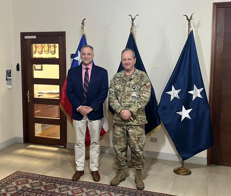 UK Defence in Chile (@ukdefencechile) on Twitter photo Una muy interesante semana con el @DirectorDCDC compartiendo no solo la metodología del proceso de planificación de defensa 🇬🇧, sino tambien su conocimiento de cultura militar. Agradecemos a <a href="/SubseDefensa/">Subsecretaría de Defensa</a>, <a href="/Minrel_Chile/">Cancillería Chile 🇨🇱</a> <a href="/EmcoChile/">Estado Mayor Conjunto</a> <a href="/ANEPE_Defensa/">Academia Nacional de Estudios Políticos y Estratég</a>, <a href="/AcademiaGuerra/">Academia de Guerra</a> y <a href="/AthenaLabOrg/">AthenaLab</a> Una muy interesante semana con el @DirectorDCDC compartiendo no solo la metodología del proceso de planificación de defensa 🇬🇧, sino tambien su conocimiento de cultura militar. Agradecemos a <a href="/SubseDefensa/">Subsecretaría de Defensa</a>, <a href="/Minrel_Chile/">Cancillería Chile 🇨🇱</a> <a href="/EmcoChile/">Estado Mayor Conjunto</a> <a href="/ANEPE_Defensa/">Academia Nacional de Estudios Políticos y Estratég</a>, <a href="/AcademiaGuerra/">Academia de Guerra</a> y <a href="/AthenaLabOrg/">AthenaLab</a>