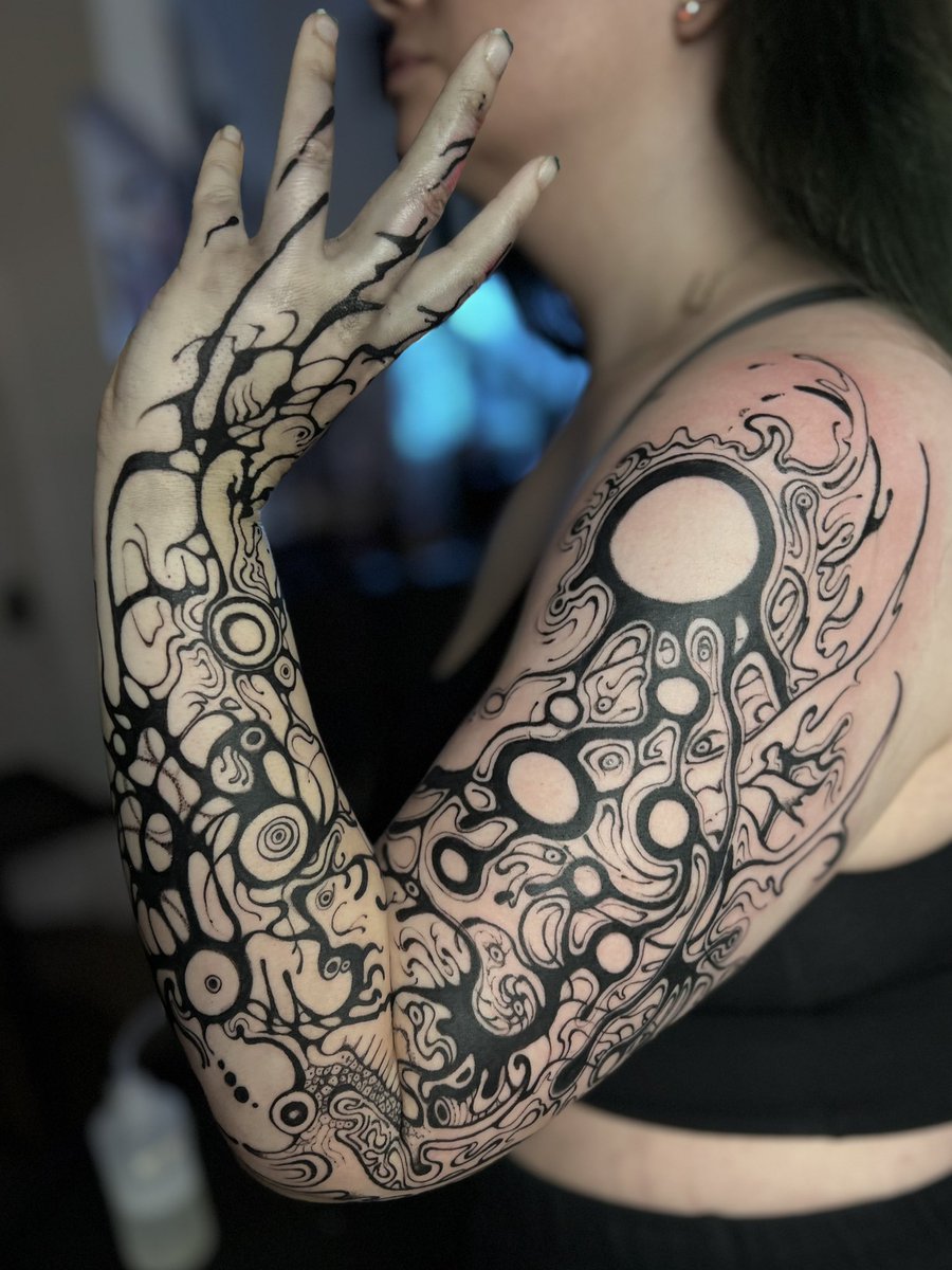 iivdrips's tweet photo. entity takeover sleeve 😈 https://t.co/vZbIr004Dm