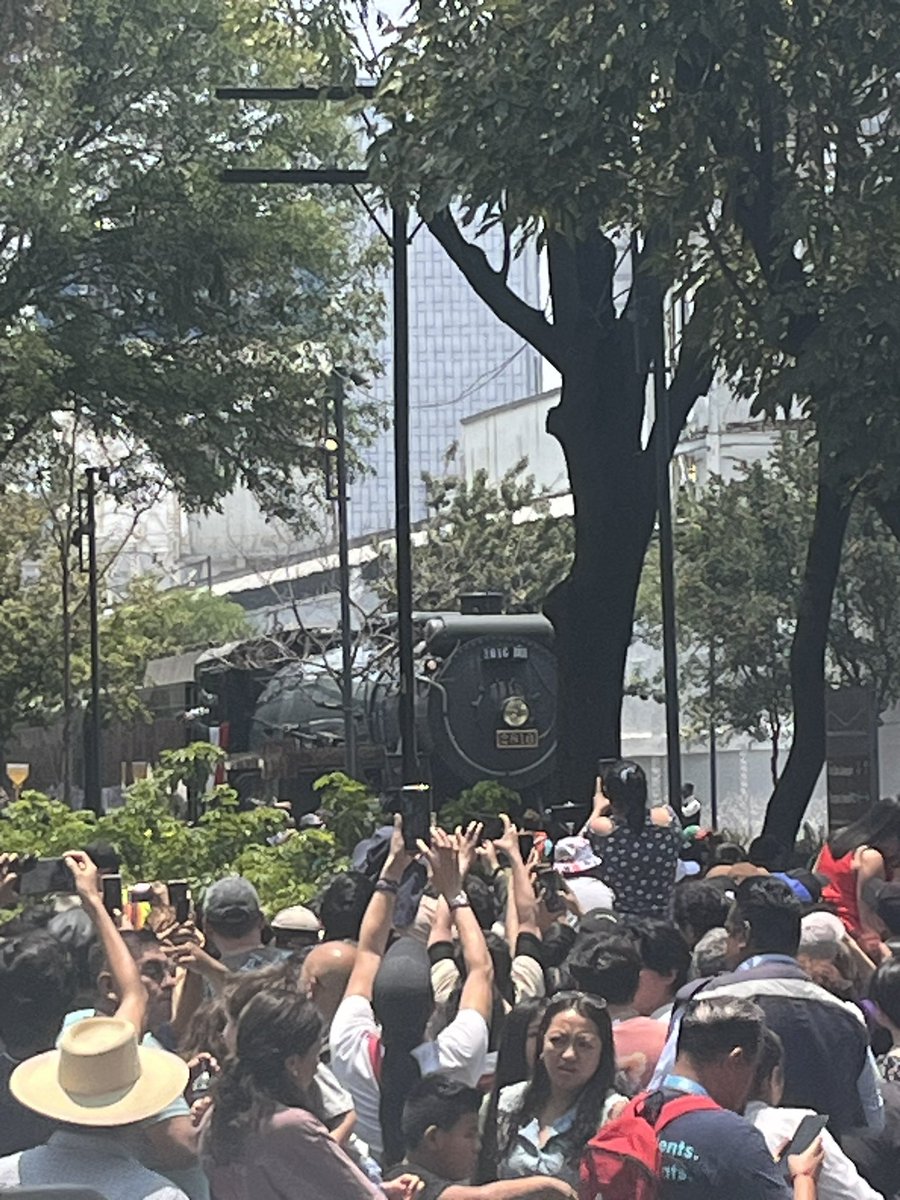 rubsdr's tweet photo. @AlcaldiaMHmx permitan el paso del tren a Plaza Carso. Hay ciudadanos esperando disfrutar de #laemperatriz https://t.co/53uuiGpa5o